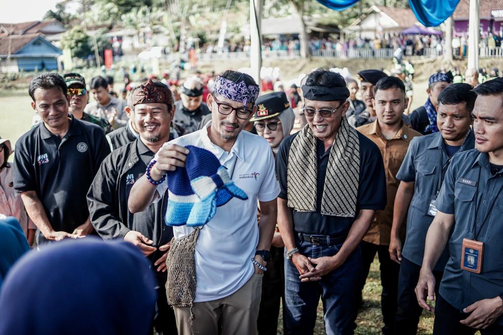 Sandiaga Uno (tengah)