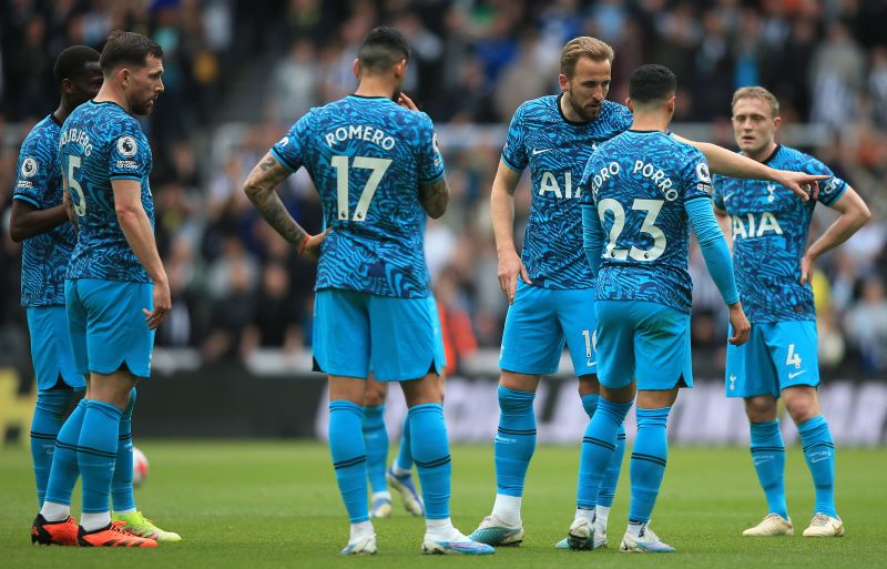 Para pemain Tottenham Hotspur berdiskusi di lapangan setelah kebobolan dari Newcastle United.