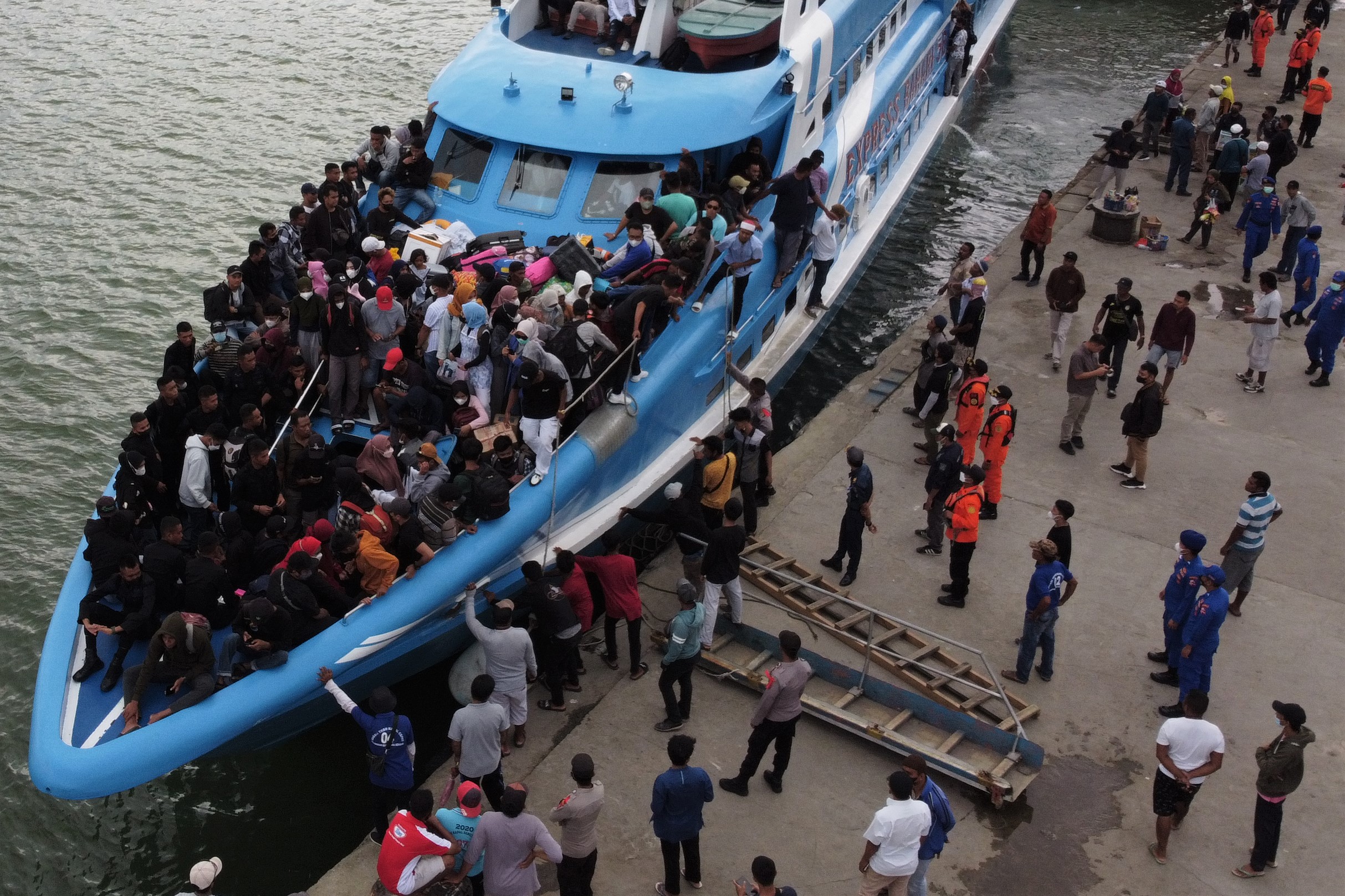 Warga menaiki kapal di Pelabuhan Kendari, Sulawesi Tenggara