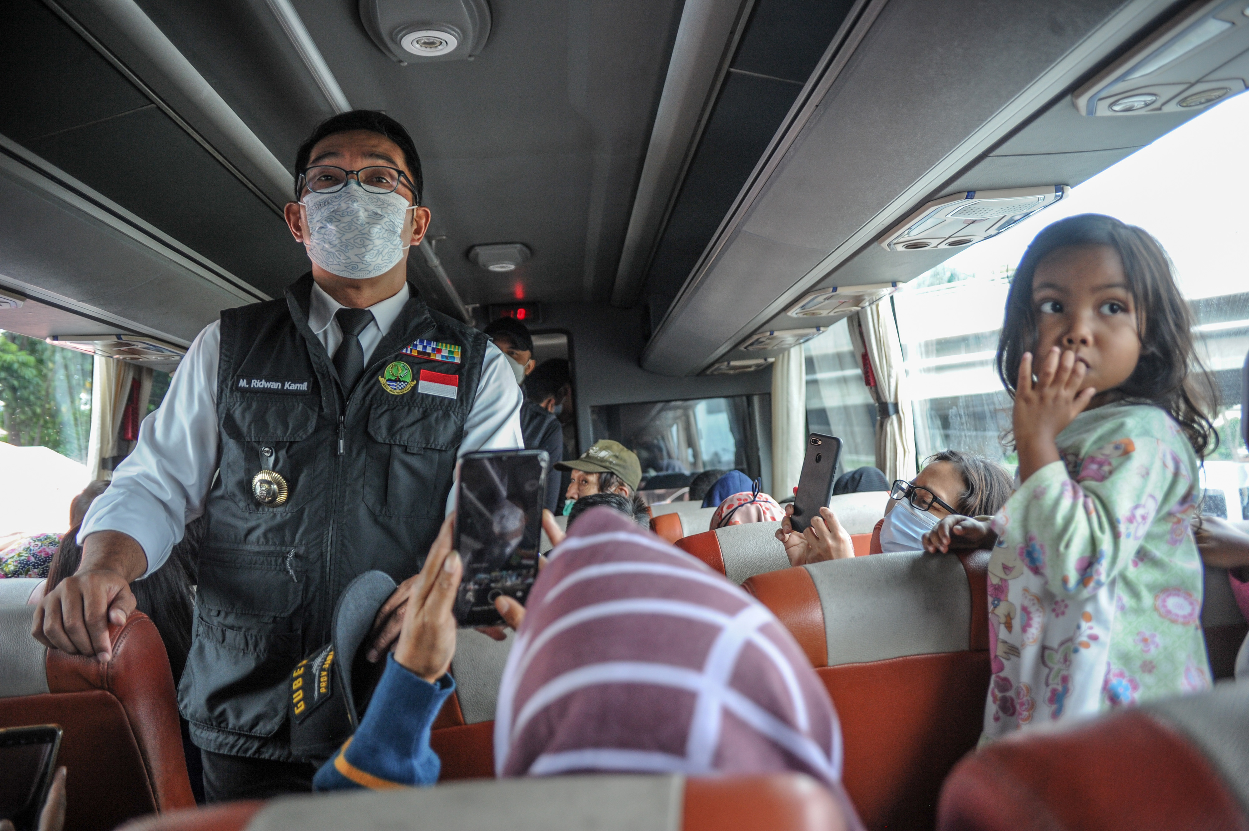 Gubernur Jawa Barat berbincang dengan warga yang mengikuti mudik gratis dari Posko Mudik di Padalarang, Bandung Barat