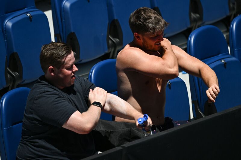 Ilustrasi orang tengah menggunakan sunscreen.