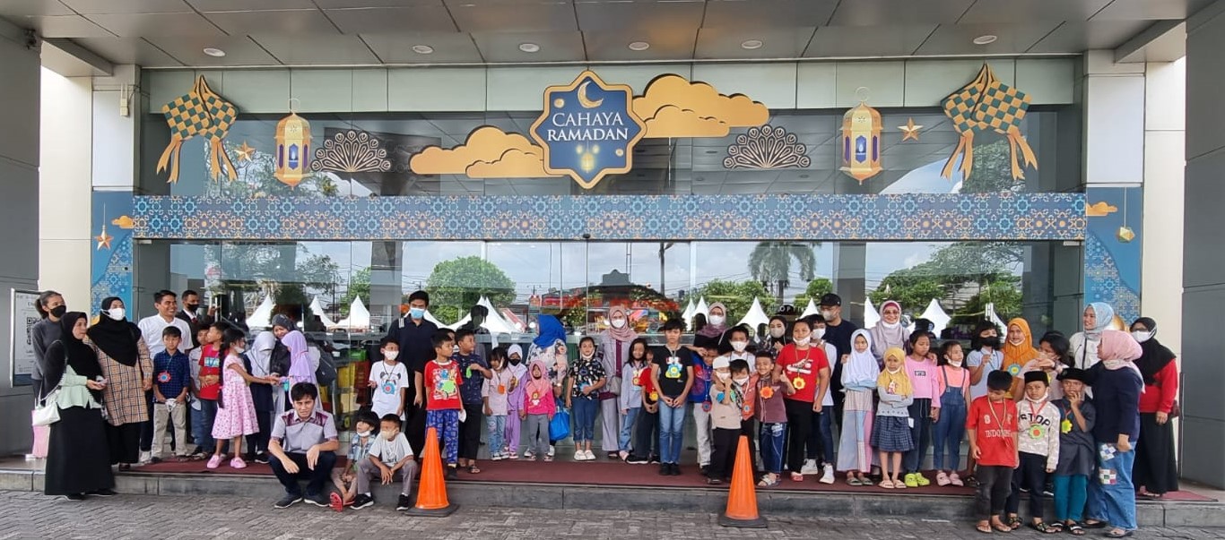 Anak-anak yang biasa belajar dan bermain  di Taman Bacaan Masyarakat (TBM) Bukit Duri Bercerita mendapat hadiah baju Lebaran.