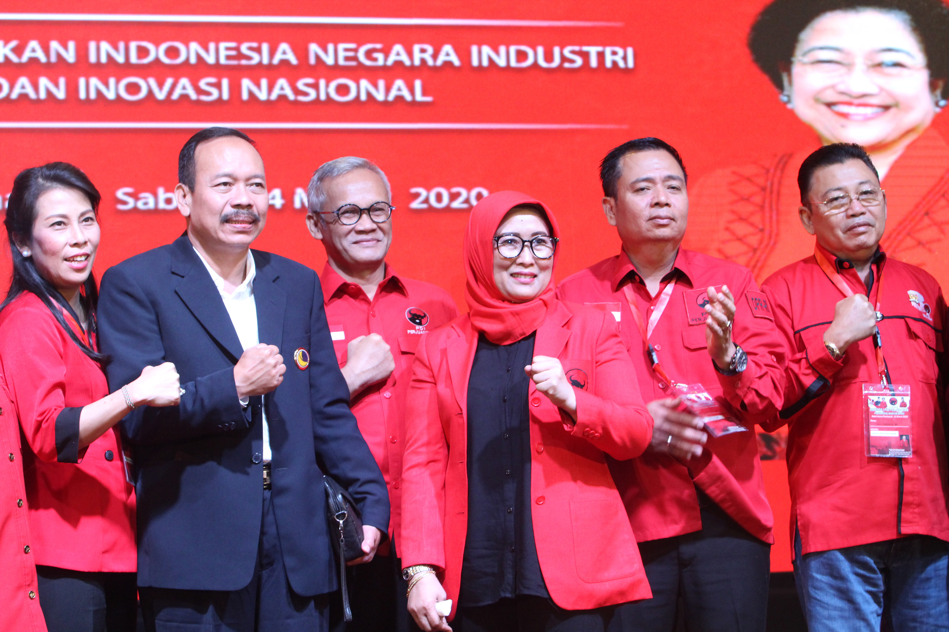 Ketua DPP PDIP Bidang Kesehatan Perempuan dan Anak Sri Rahayu (ketiga kanan) berfoto bersama Politisi PDIP Aria Bima (ketiga kiri)