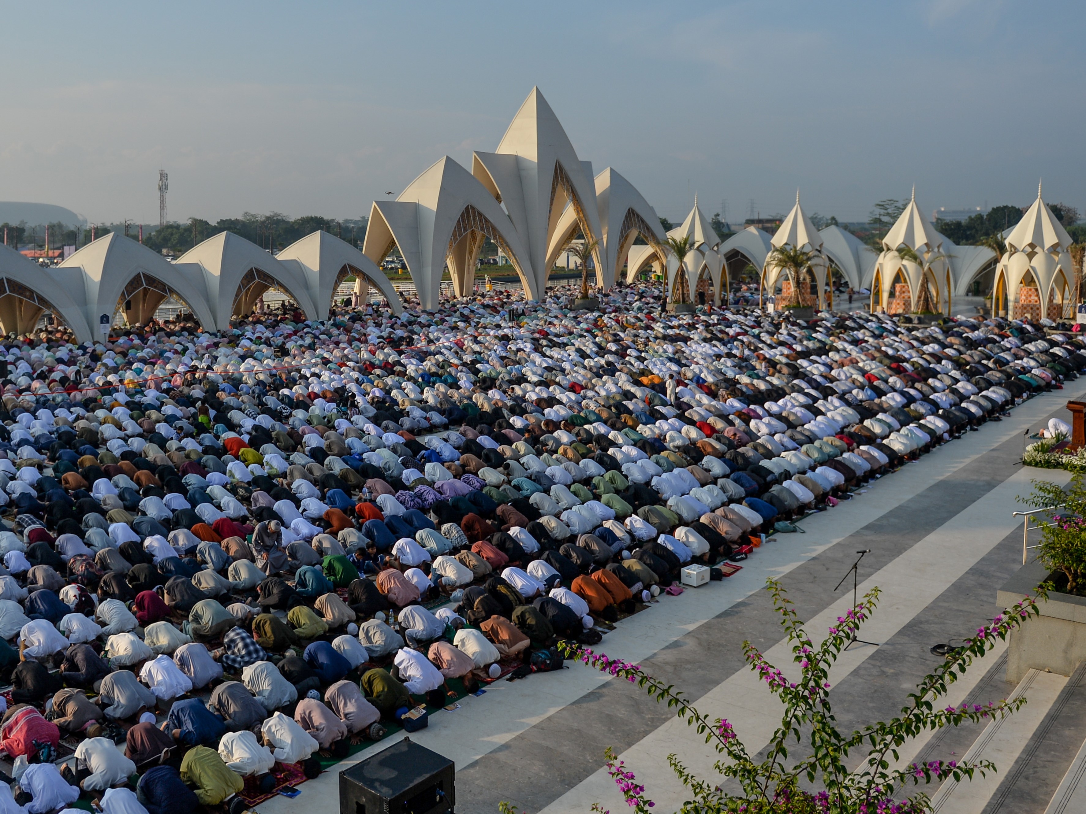 Umat Islam yang melaksanakan salat Idul Fitri di Masjid Raya Al Jabbar, Gedegage, Bandung, Jawa Barat, Sabtu (22/4/2023).