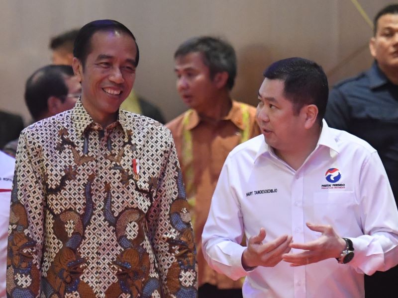 Presiden Joko Widodo berjalan bersama Ketua Umum Perindo Hary Tanoesoedibjo saat Rakornas Perindo.