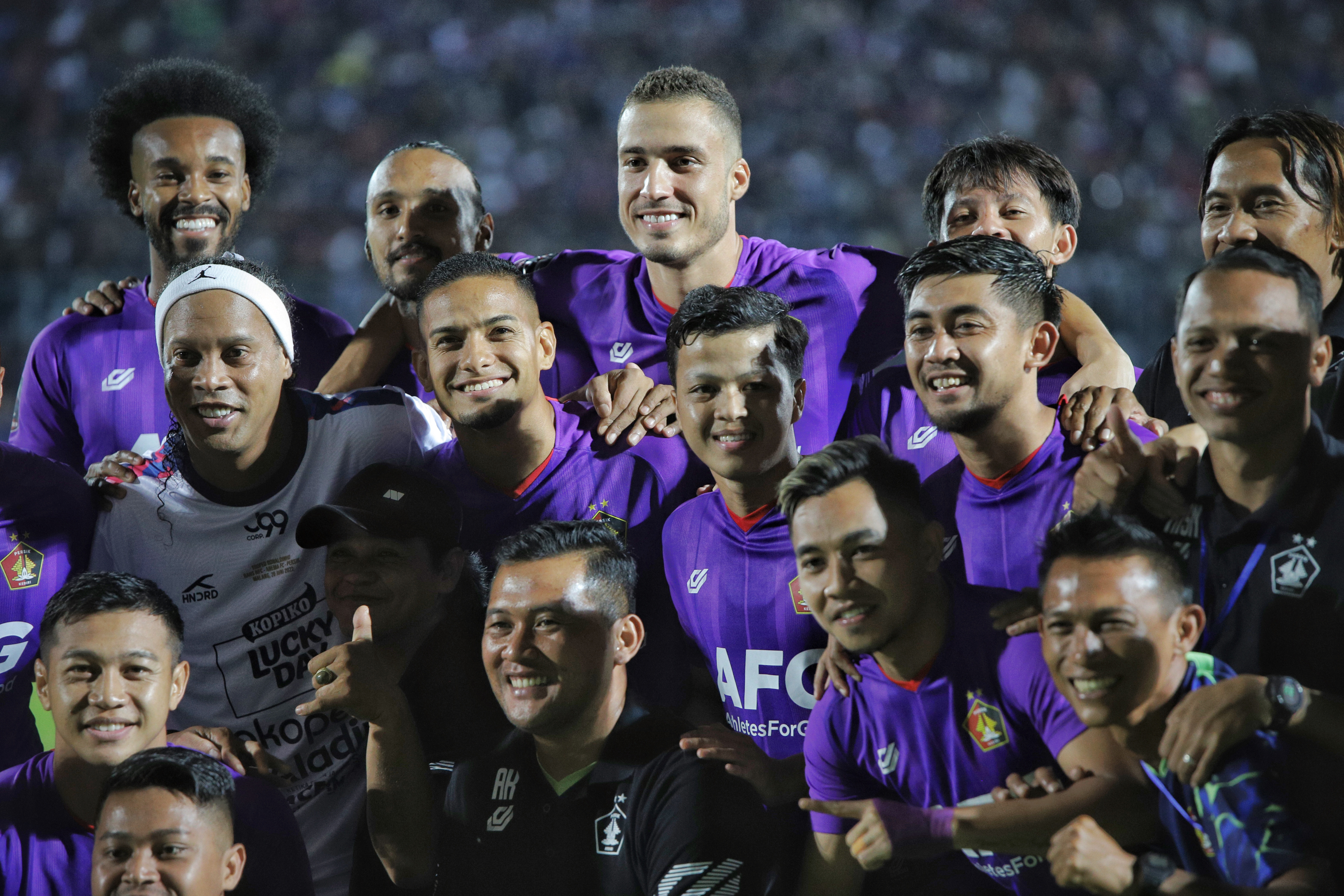 Skuad Persi Kediri pada Juni 2022 foto bersama Ronaldinho.
