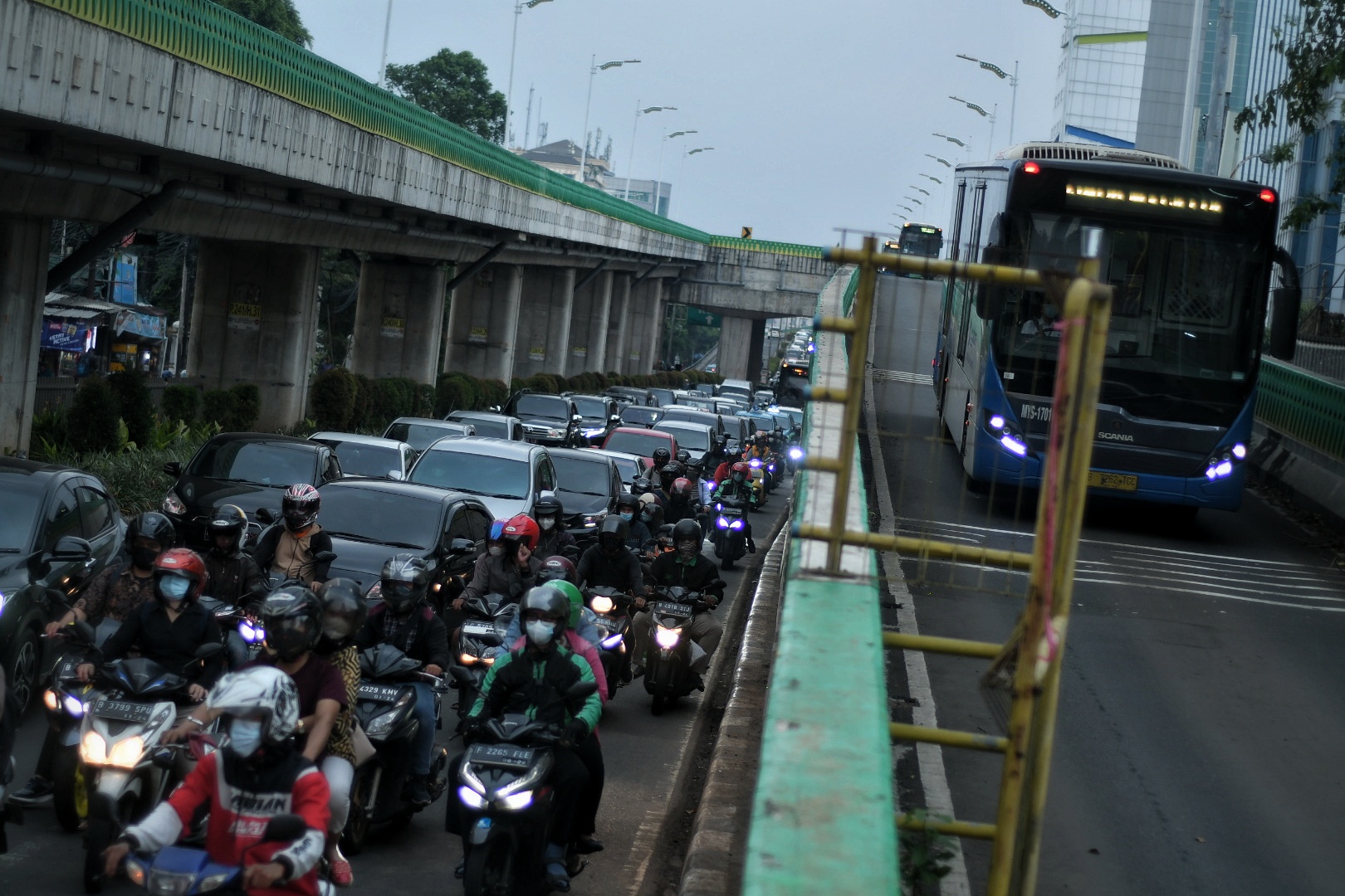Kepadatan kendaraan di Jalan Kapten Tendean, Mampang, Jakarta.