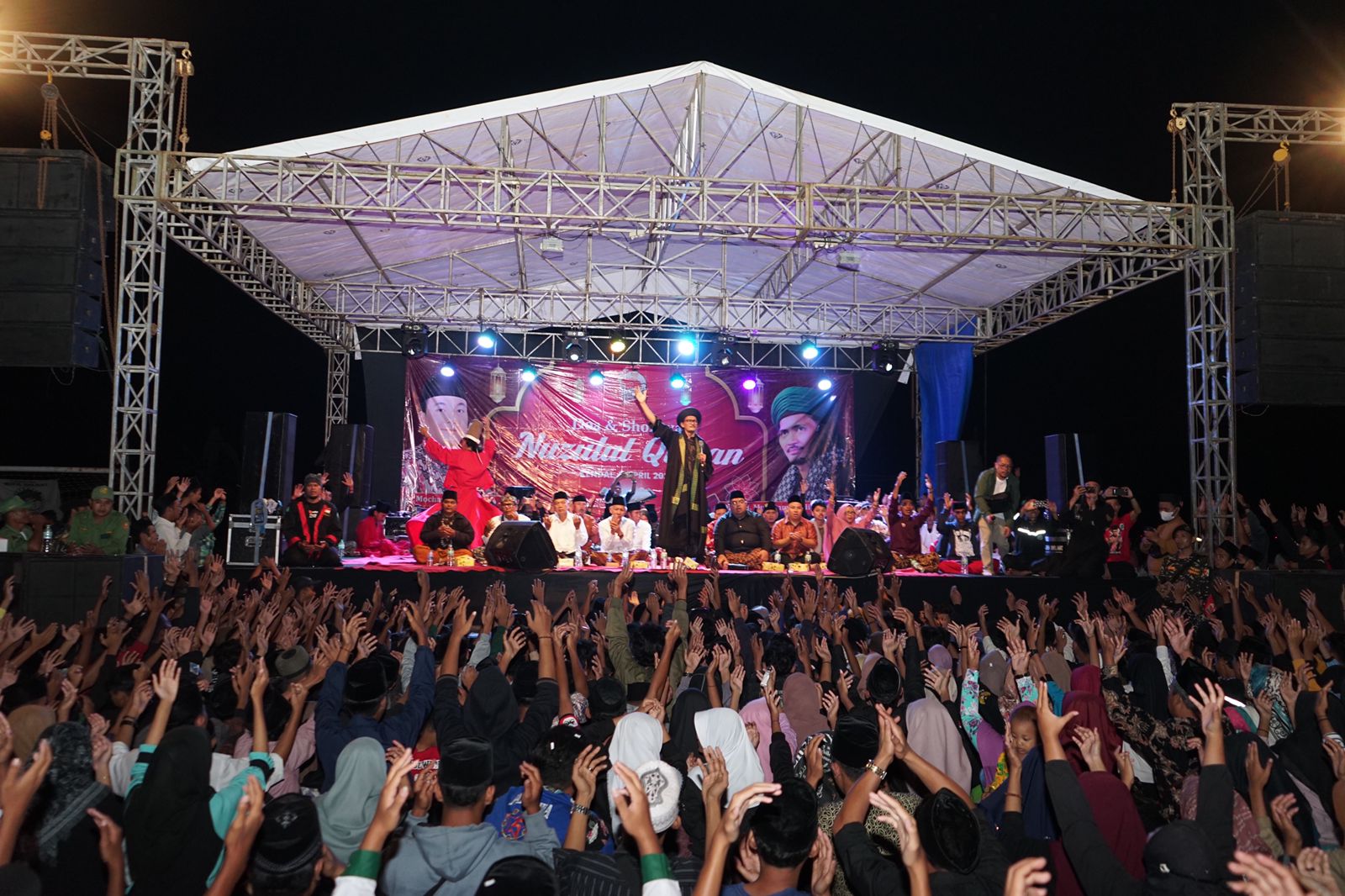 Relawan Sedulur Saklawase menggelar Istighosah dalam rangka memperingati Nuzulul Qur'an di Kendal, Jawa Tengah. 