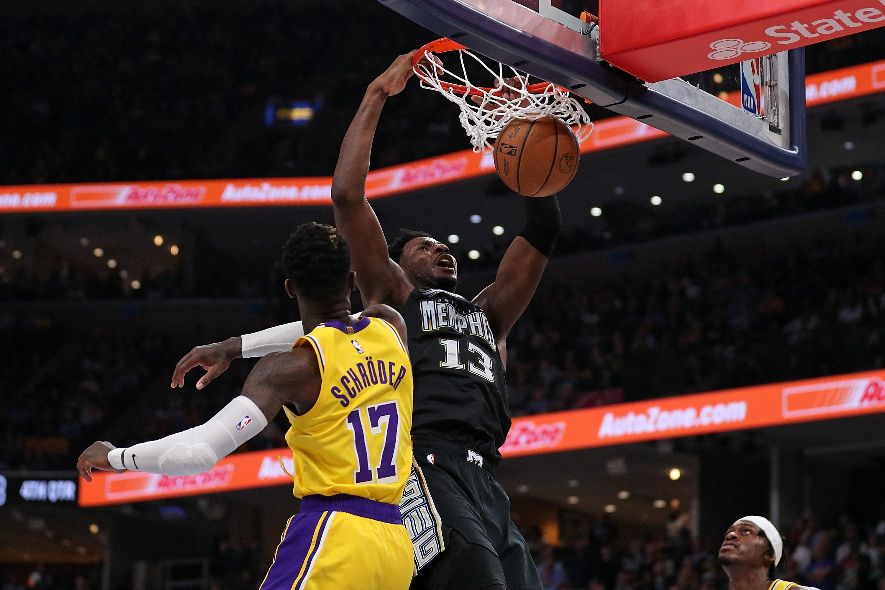 Pebasket Memphis Grizzlies Jaren Jackson Jr melakukan slam dunk di Gim 2 playoff NBA melawan Los Angeles Lakers.