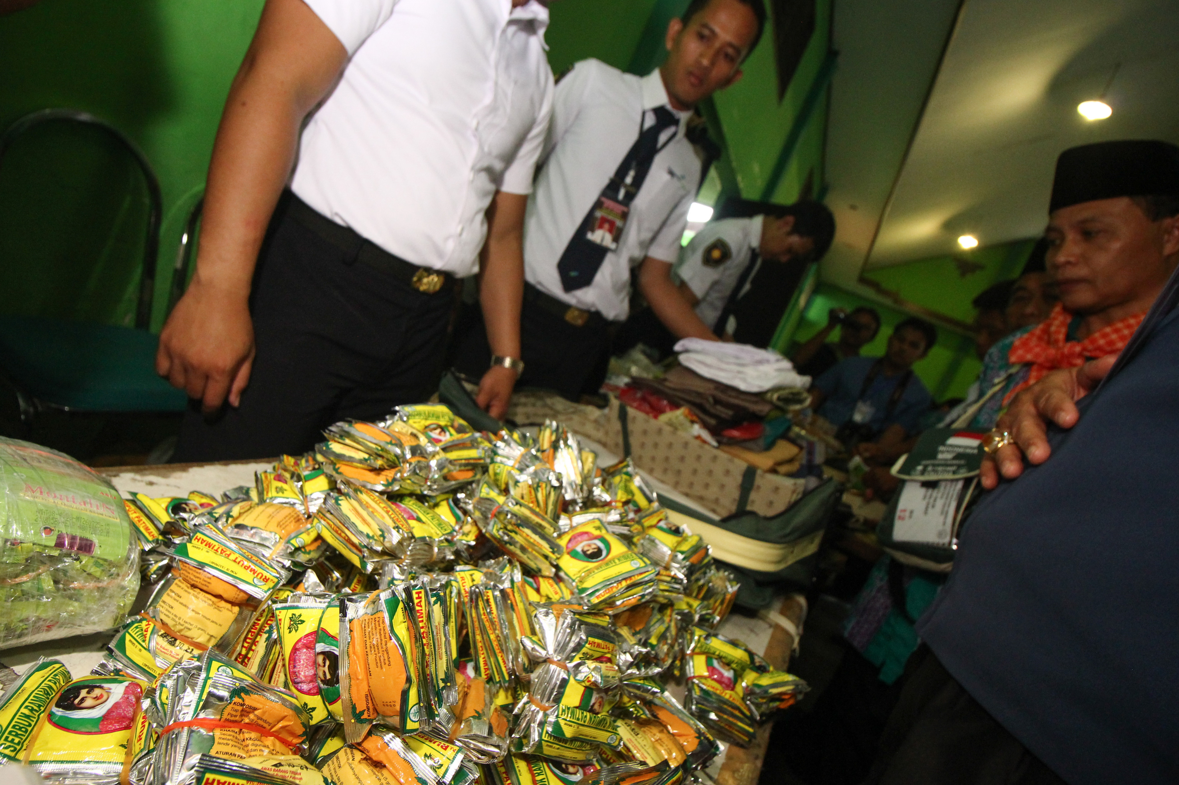 HASIL SITAAN JAMU DAN ROKOK MILIK JAMAAH CALON HAJI.