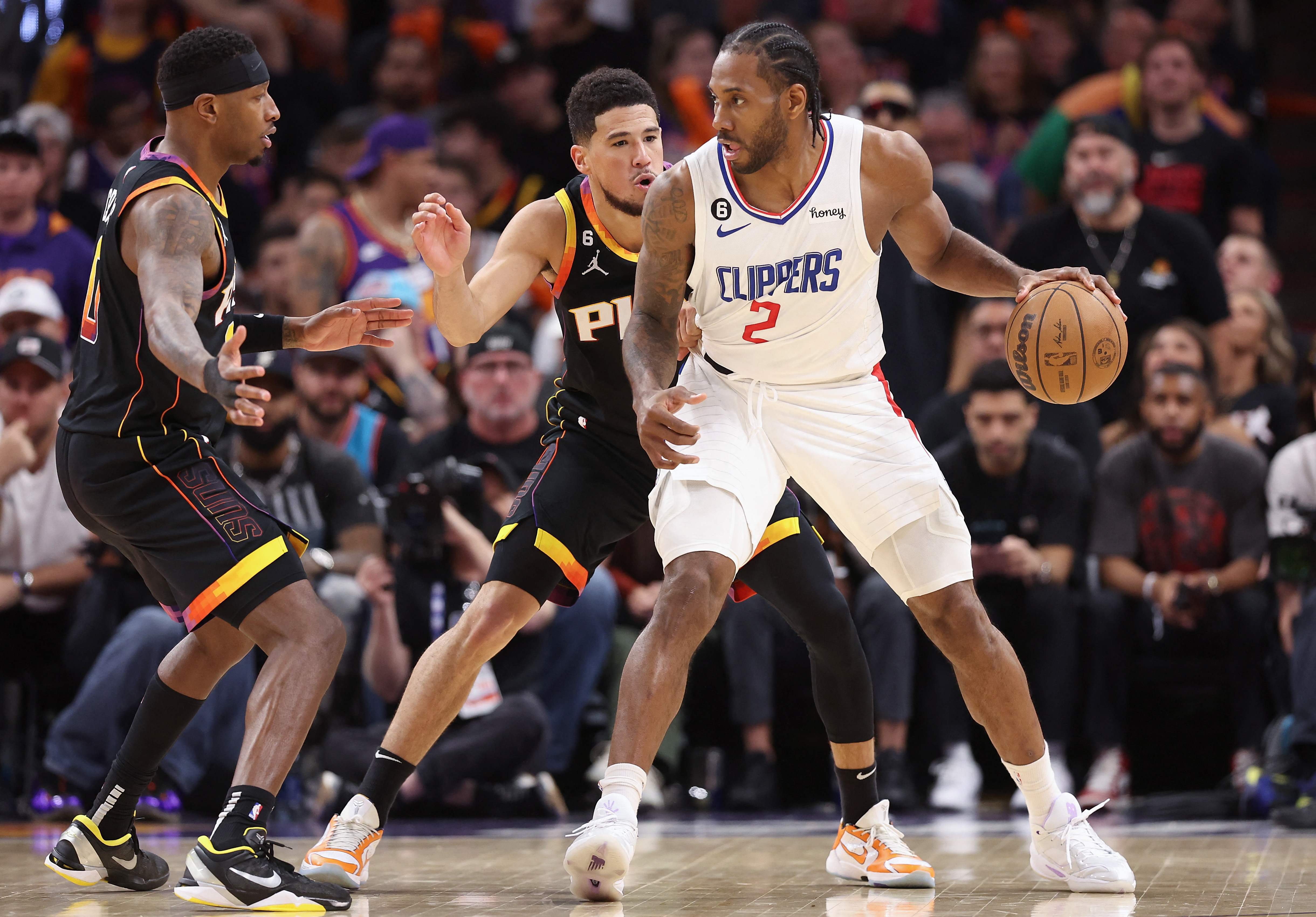 Pebasket Los Angeles Clippers Kawhi Leonard mendrible bola dalam laga playoff NBA melawan Phoenix Suns.