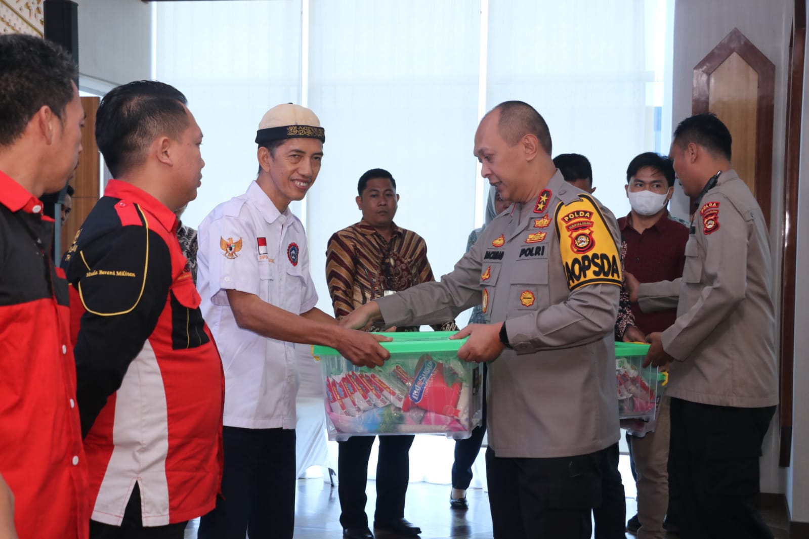 Kapolda Sumatra Selatan Irjen A Rachmad Wibowo menyerahkan bantuan sosial kepada pengurus serikat buruh