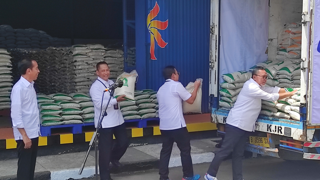 Presiden Joko Widodo melepas Bansos Beras 2023 dari Gudang Bulog di Sukoharjo, Jawa Tengah