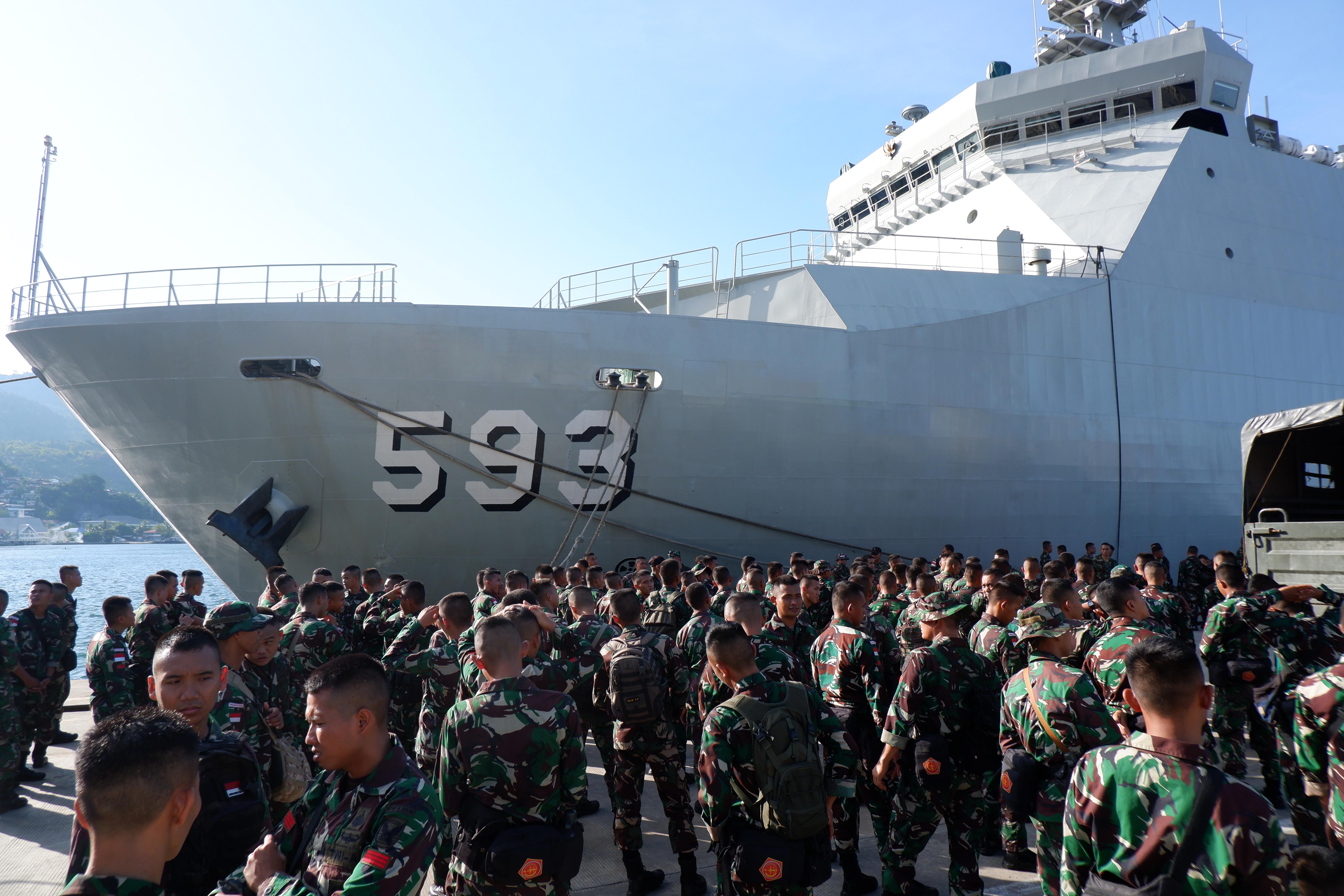 Sejumlah prajurit Yonif 133/Yudha Sakti Kodam I/Bukit Barisan tiba dengan menggunakan kapal KRI Banda Aceh-593 di Pelabuhan Jayapura
