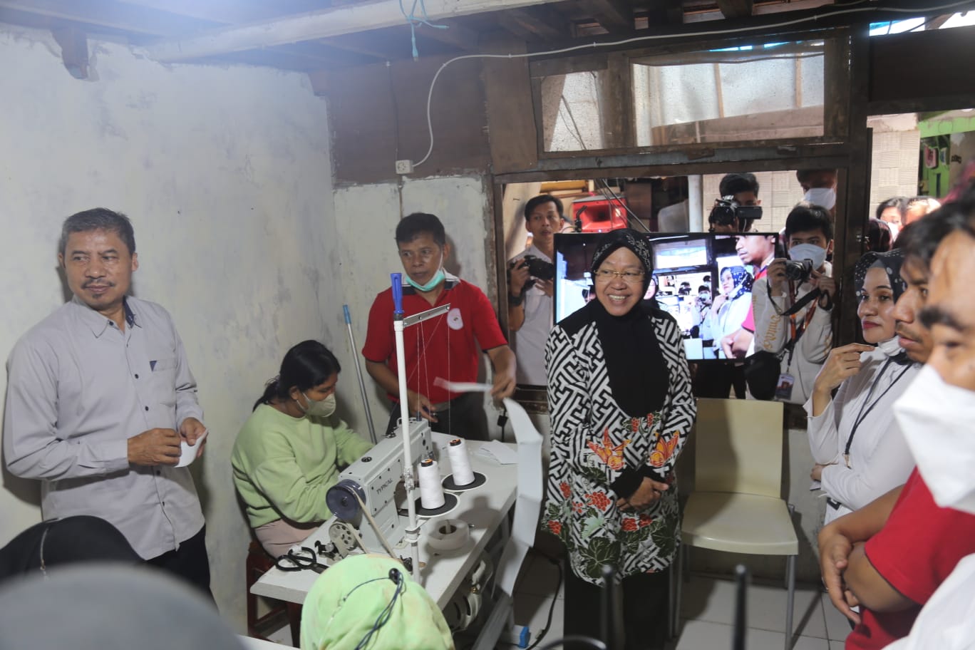 Mensos Tri Rismaharini menyambangi rumah produksi mereka di gang sepit di kawasan Cempaka Putih, Jakarta Pusat, Rabu siang (12/4),