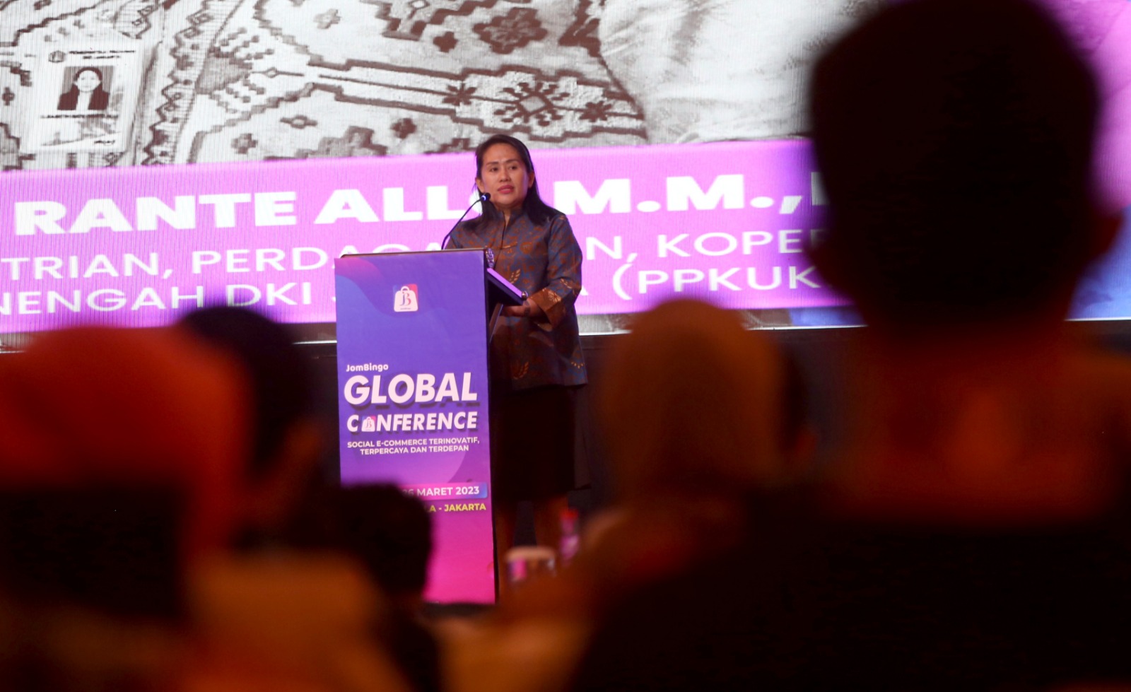 Kadis Perindustrian, Perdagangan, Koperasi, Usaha Kecil, dan Menengah Pemprov DKI Jakarta, Elisabeth Ratu Rante Allo, saat memberi sambutan.