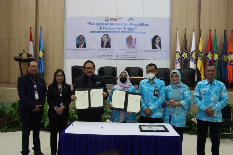 Komisi Nasional Disabilitas memberikan Anugerah Prakarsa Inklusi kepada Universitas Kristen Indonesia di jakarta, Selasa (4/4)