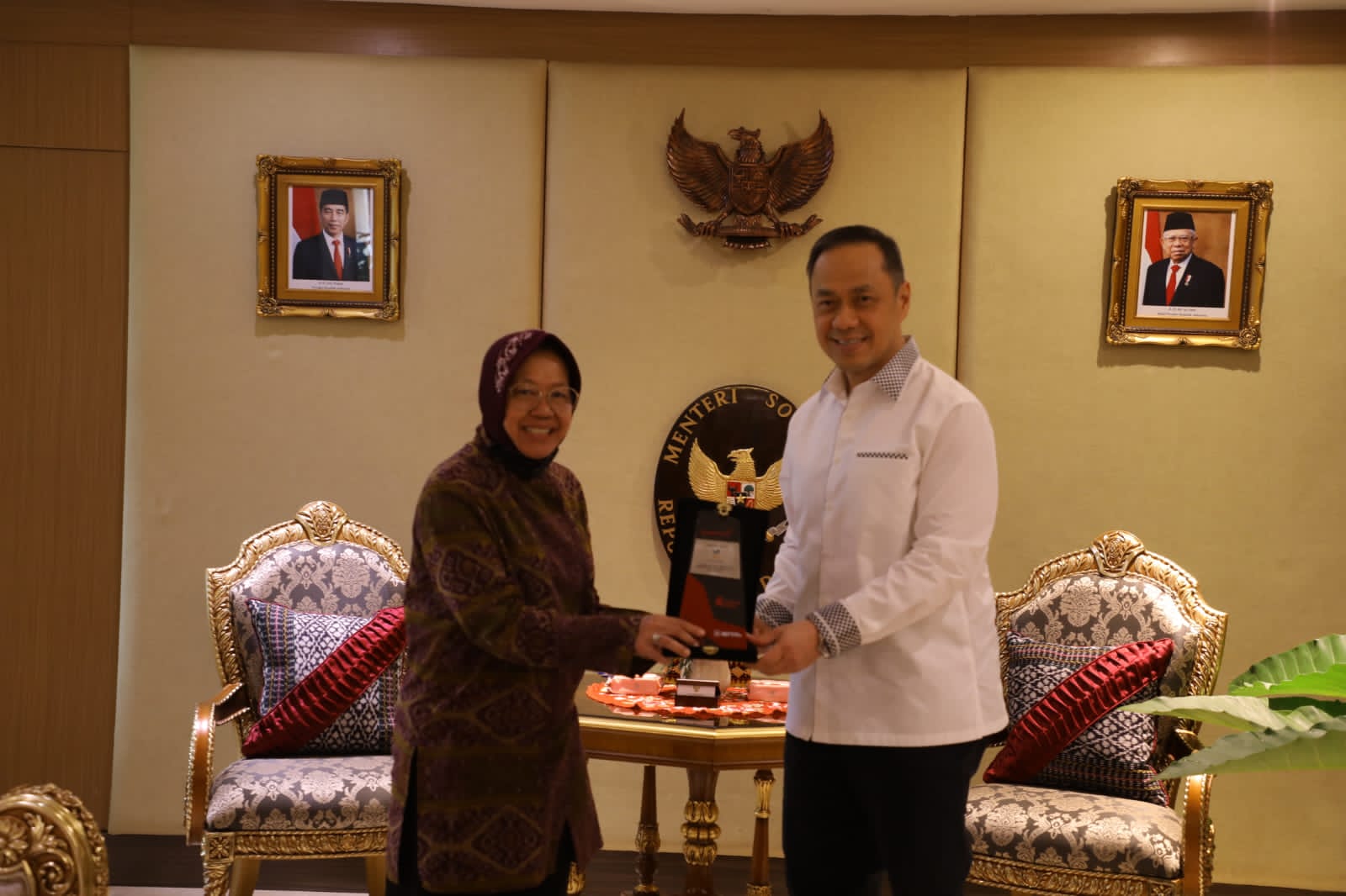 Founder ESQ Group Ary Ginanjar Agustian saat menyerahkan penghargaan  kepada Menteri Sosial Tri Rismaharini.