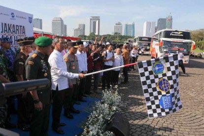 Pj Gubernur Jakarta Heru Budi melepas keberangkatan mudk gratis di Monas, Senin (17/4)
