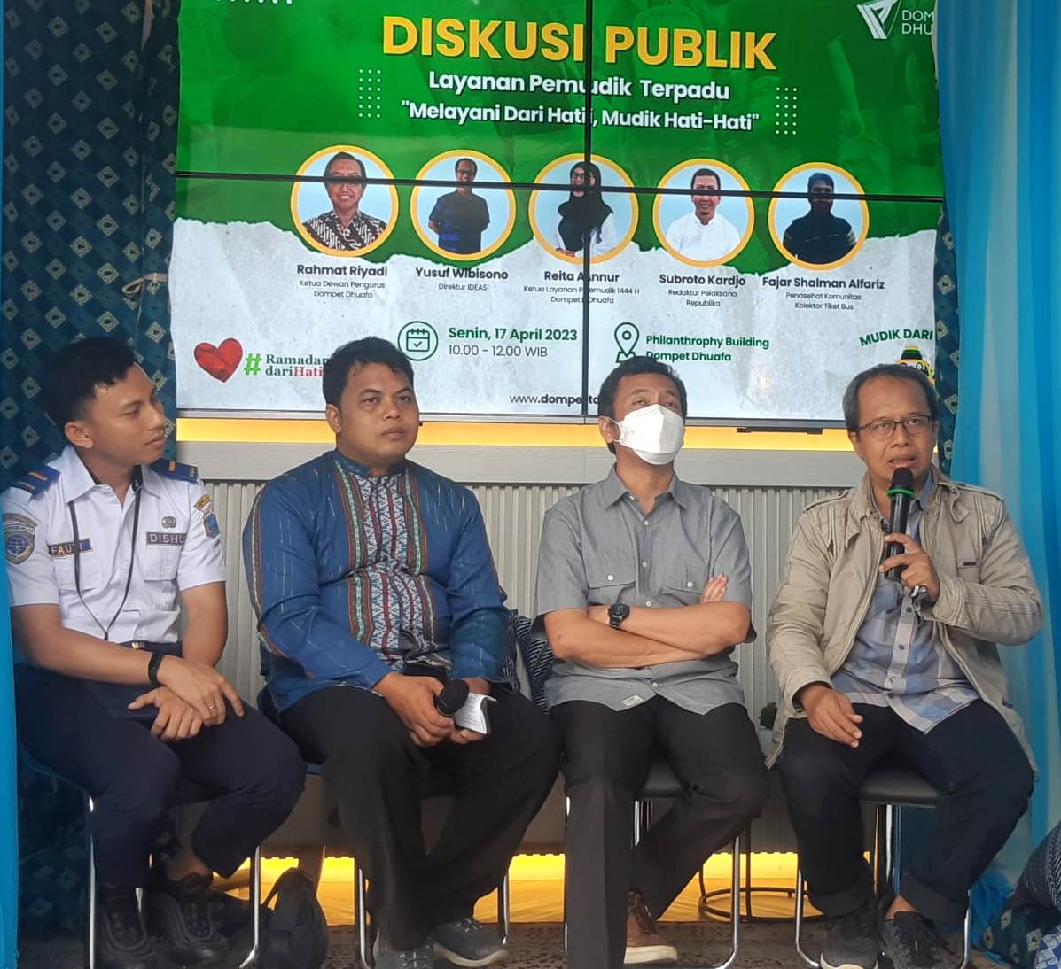 Para pembicara di diskusi publik Dompe Dhuafa.  