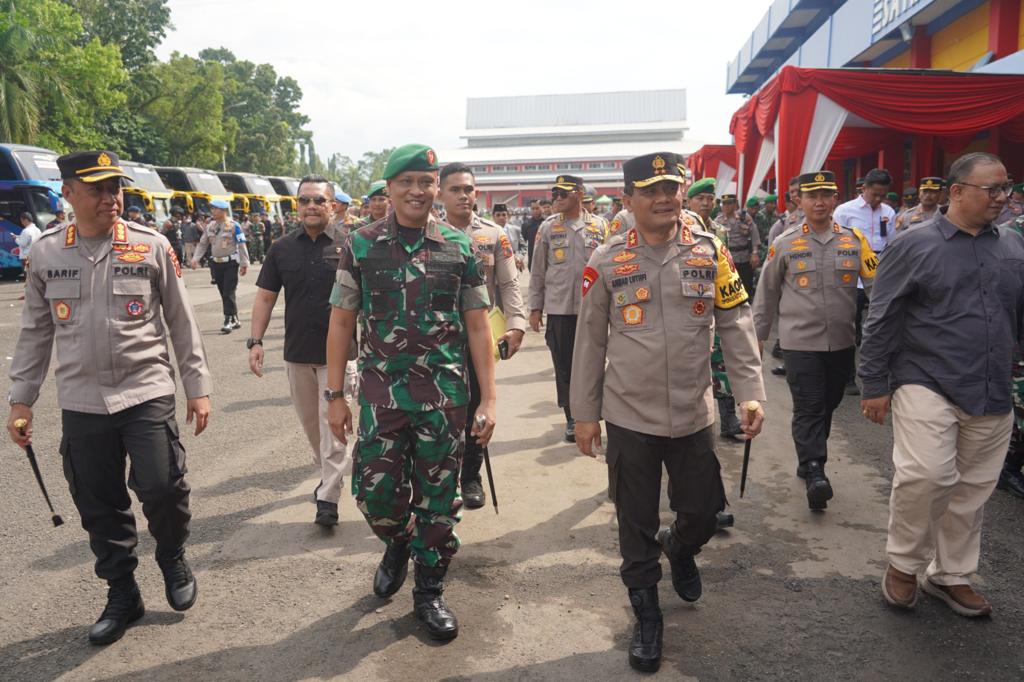  Kapolda Jawa Tengah Irjen Ahmad Luthfi, Danrem Wijayakusuma  Kolonel Inf Yudha Airlangga dan Kapolres Banyumas Kombes Edy Suranta Sitepu. 