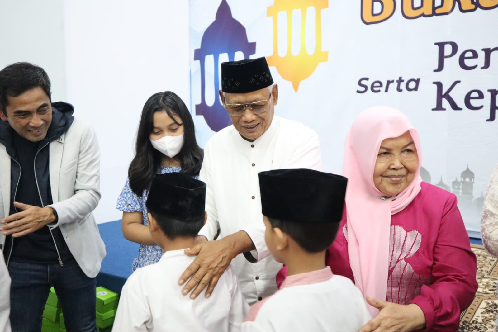 Ketua NasDem DIY Subardi memberikan santunan kepada anak yatim 
