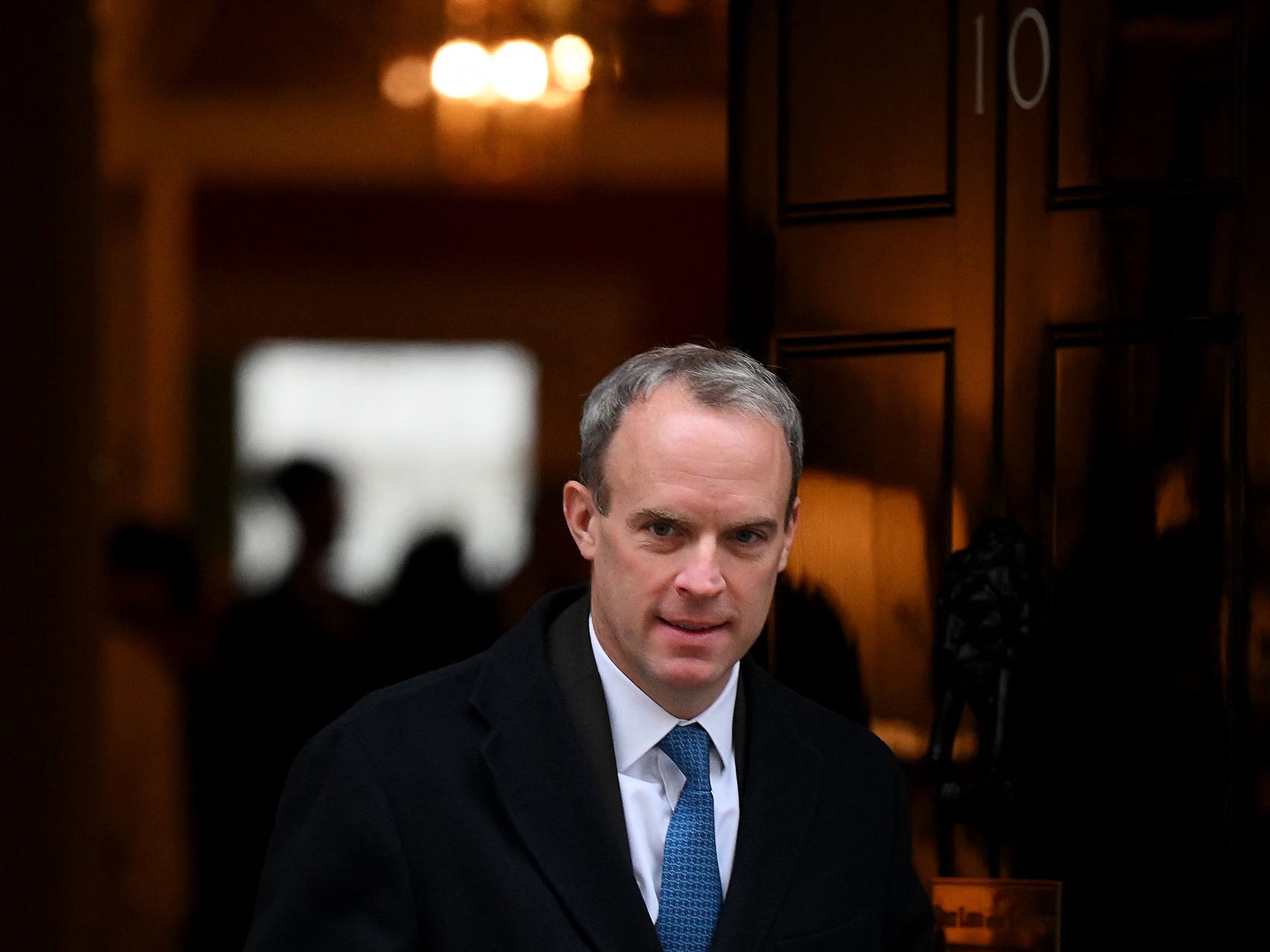 Sekretaris Kehakiman Inggris dan Wakil Perdana Menteri Dominic Raab meninggalkan Jalan Downing Nomor 10 setelah rapat kabinet mingguan.
