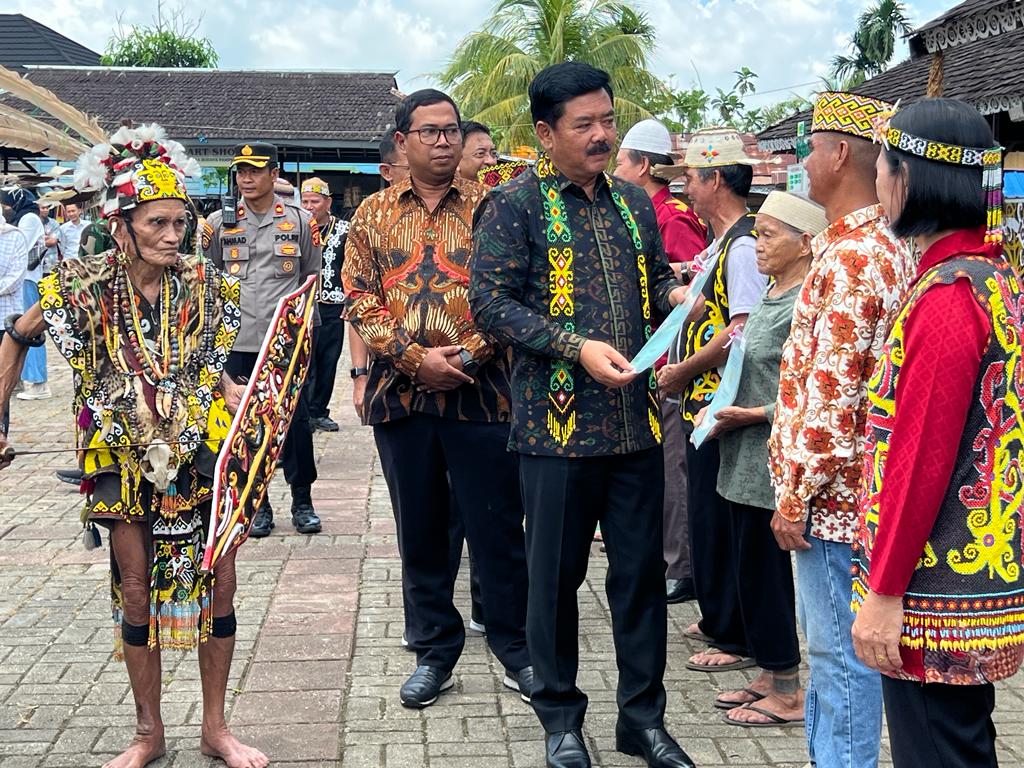  Menteri ATR/BPN Hadi Tjahjanto menyambangi Lamin Adat, Pemung Tawai, Desa Budaya Dayak Pampang, Samarinda