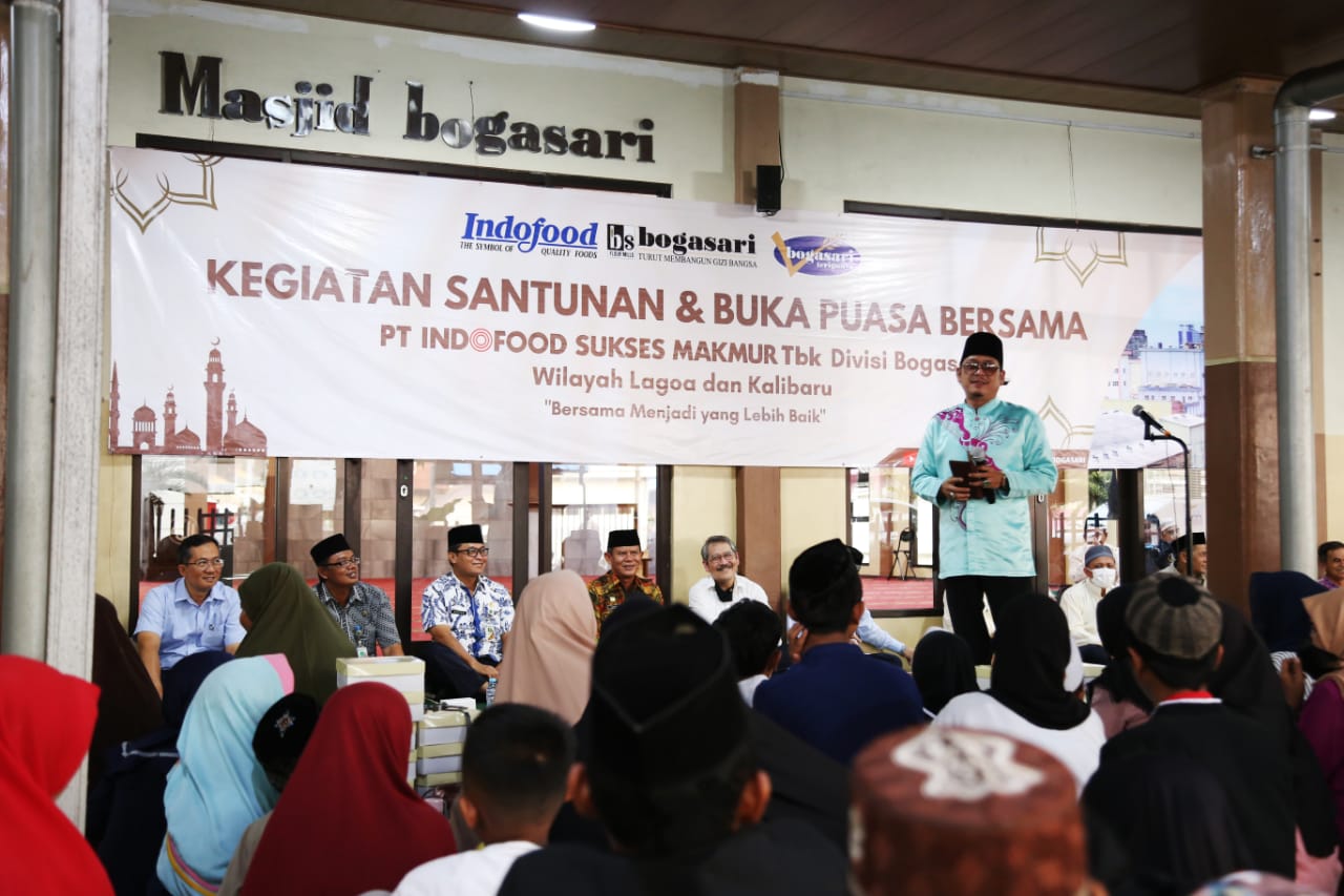Bogasari menggelar buka bersama dan memberikan santuan serta paket sembako kepada warga di sekitar perusahaan