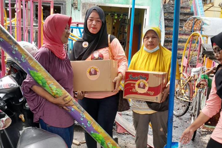 Mak Ganjar Sumatra Selatan memberikan bantuan kepada para korban kebakaran di Palembang, Sumatra Selatan.