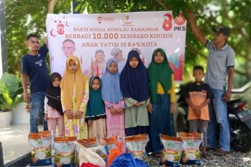 Anggota Komisi VI DPR RI Rafly Kande membagikan paket sembako kepada yatim di 15 kabupaten/kota di Dapil 1 Aceh.