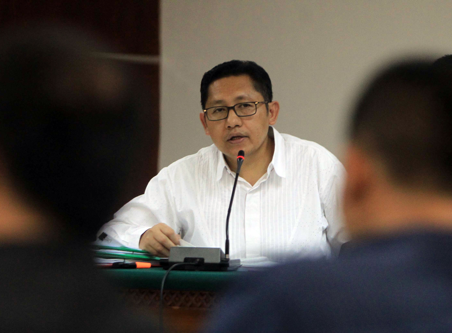 Terdakwa kasus dugaan korupsi dan tindak pidana pencucian uang Anas Urbaningrum berbicara kepada saksi dalam sidang lanjutan di Pengadilan