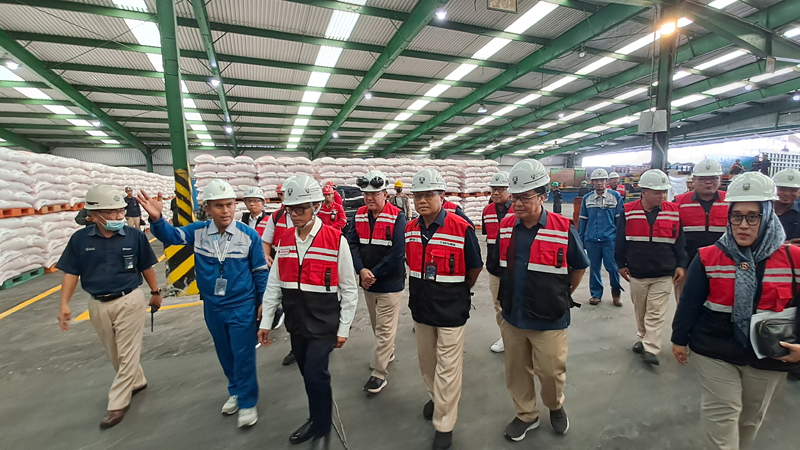 Wamen BUMN I, Pahala Nugraha Mansury meninjau stok pupuk di Gudang PT Pusri Palembang, Senin (17/4).