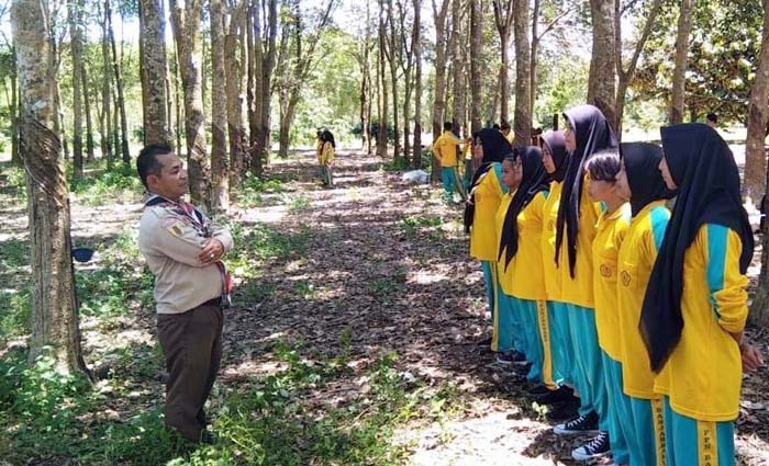 Pelajar SMK PP Negeri Banjarbaru mengikuti pelatihan dasar Kepramukaan