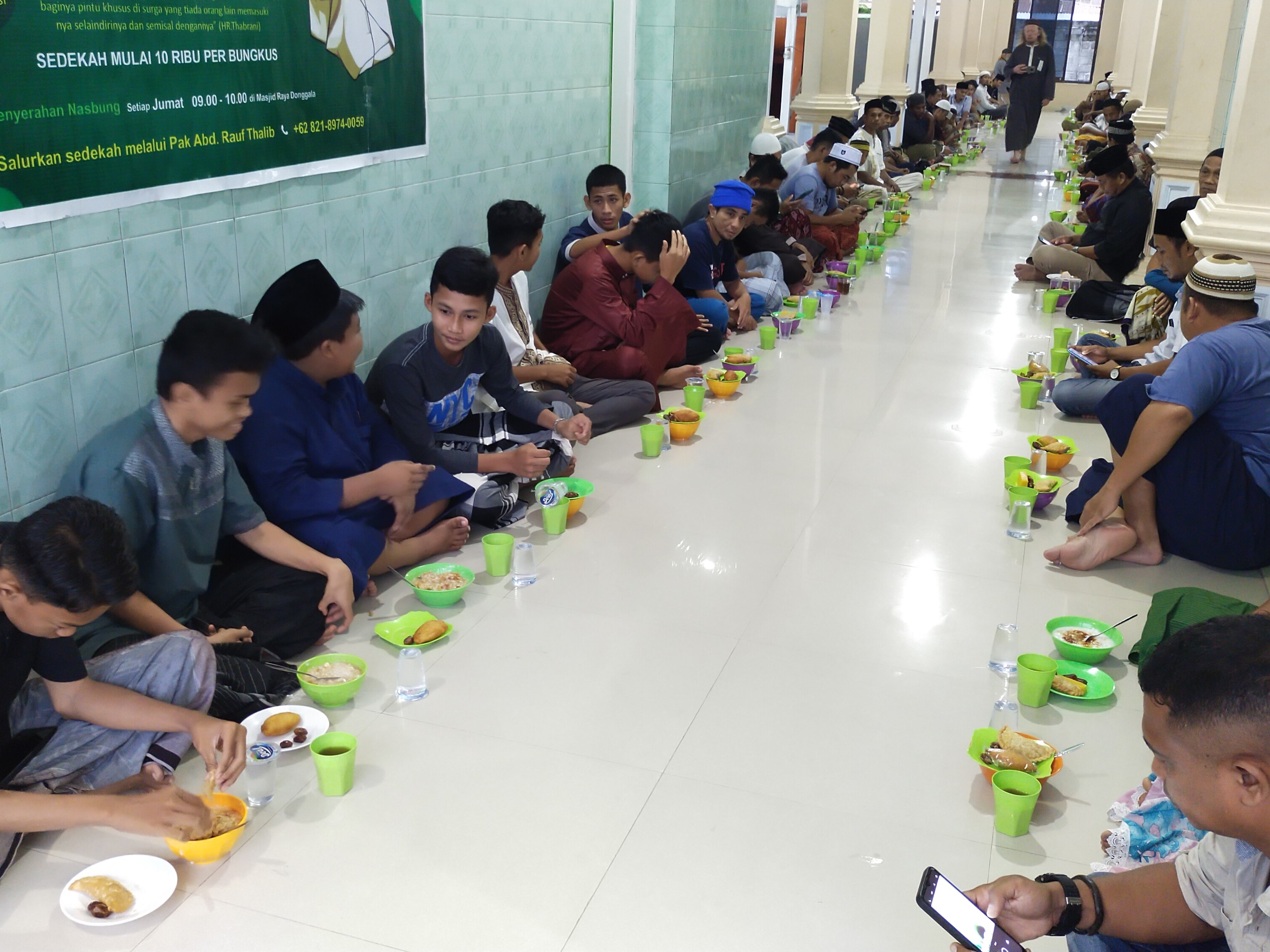 Berbuka puasa dengan bubur santan sebagai tradisi puluhan tahun di Donggala, Sulawesi Tengah.