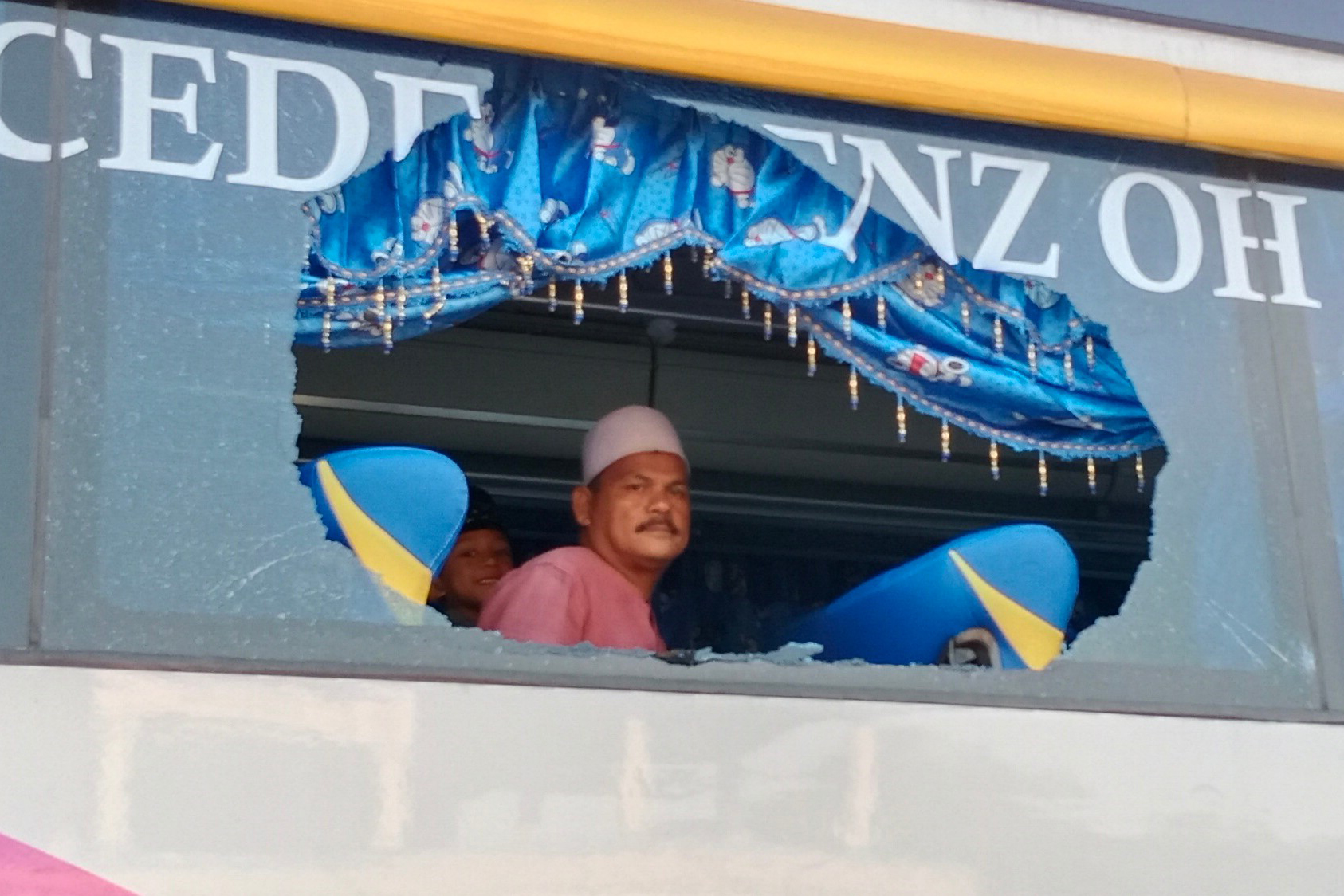 Bus Angkut Pemudik Dilempari Batu di Aceh