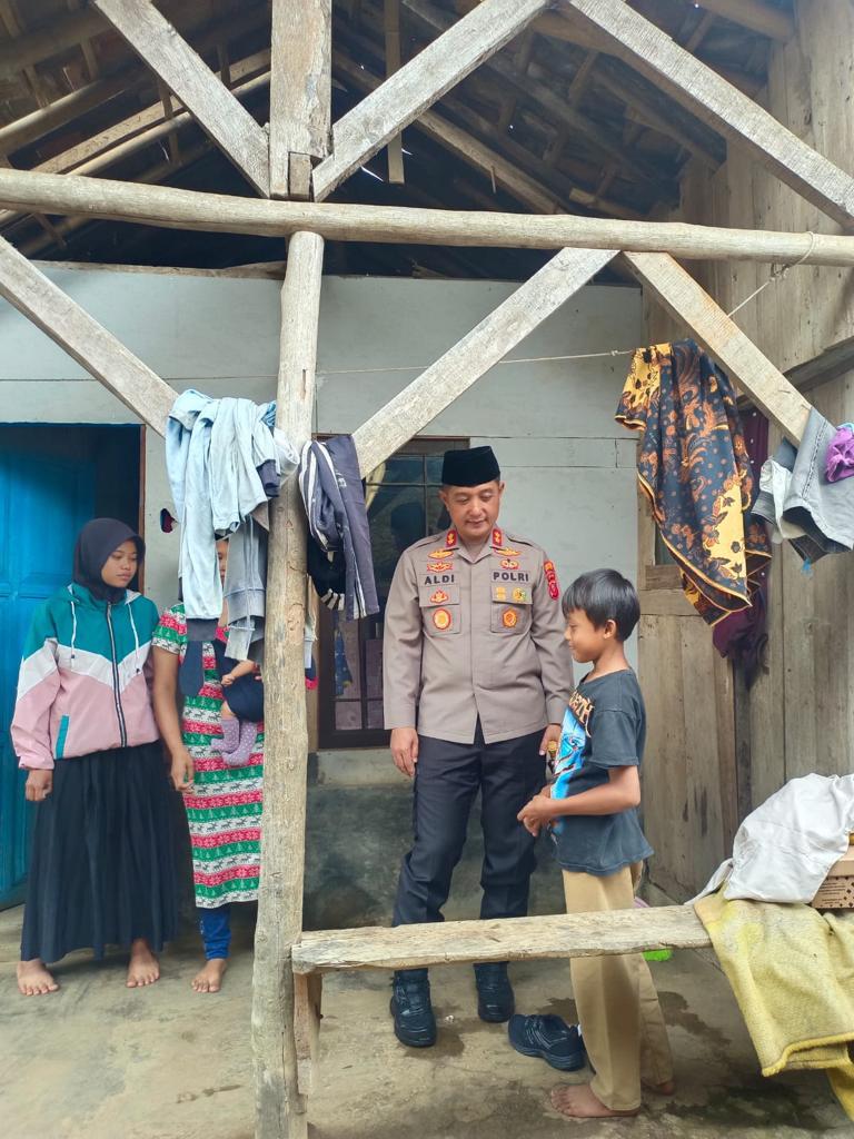 Kapolres Cimahi AKB  Aldi Subartono mengunjungi warga dan membagikan paket sembako serta baju