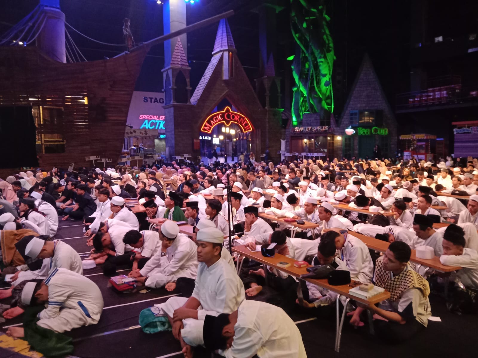 Para santri penghapal Al-Qur'an main gratis berbagai wahana di Trans Studio Mall (TSM) Bandung