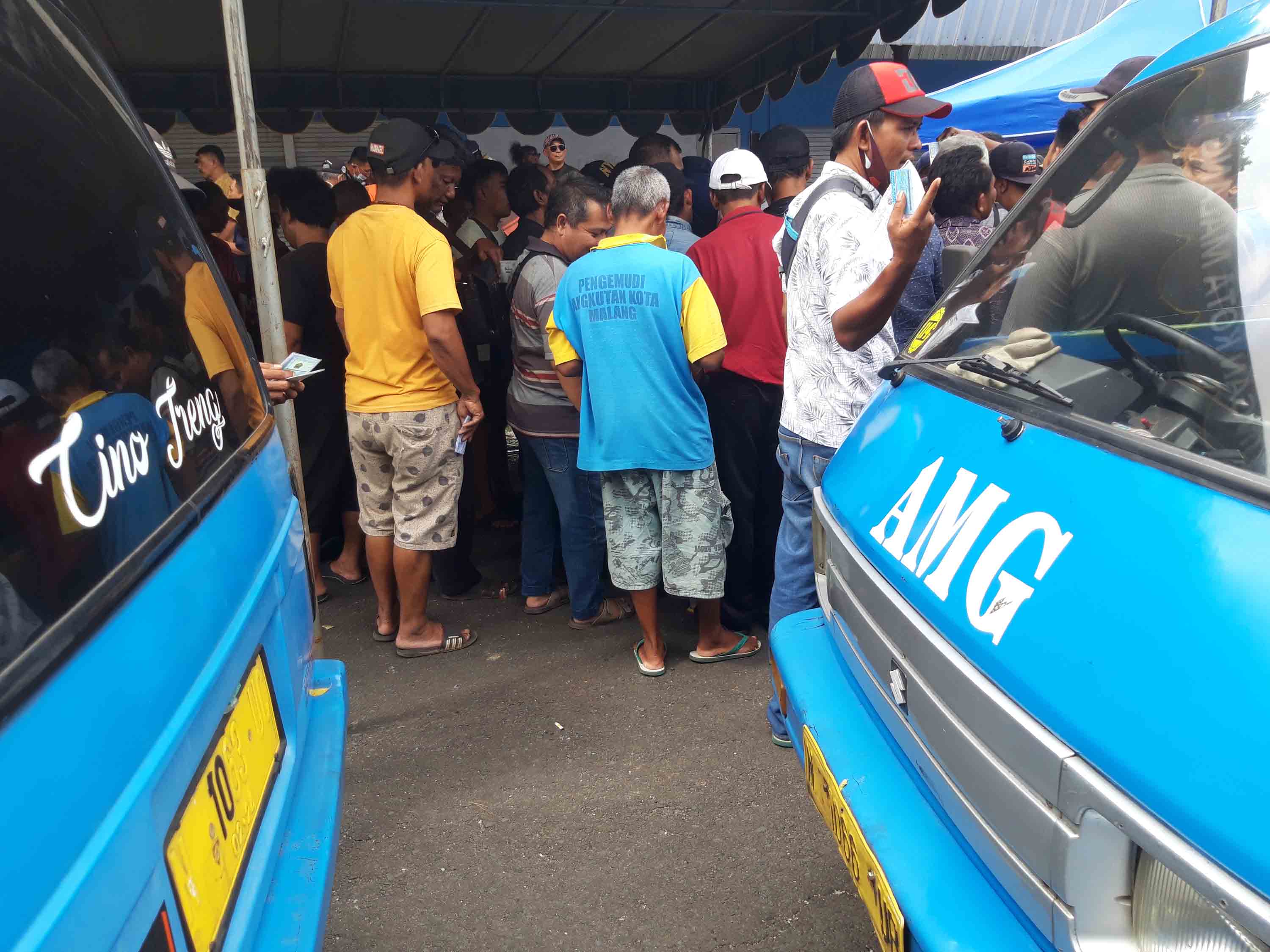 Sopir angkot di Kota Malang, Jawa Timur, menerima bantuan sebesar Rp300 ribu dari pemerintah kota. 