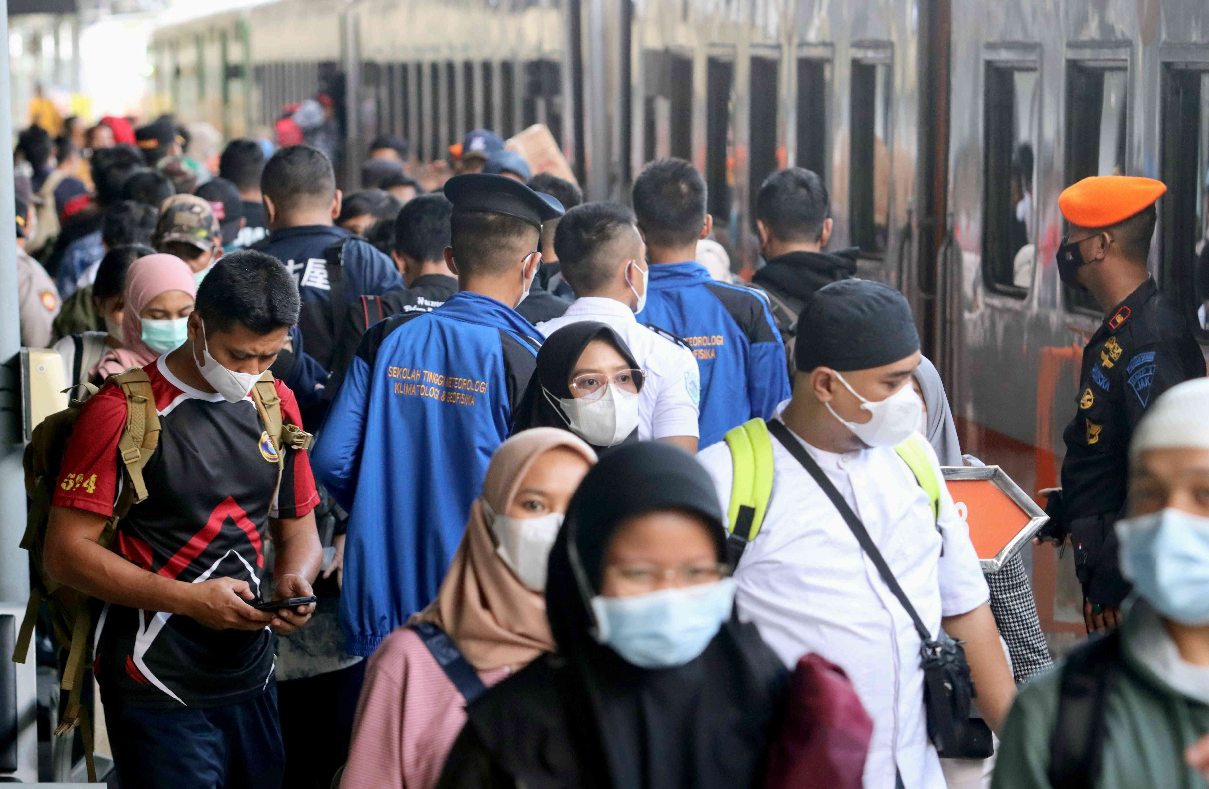 Penumpang menaiki kereta Motis Utara tujuan Semarang Tawang, di Stasiun Pasar Senen, Jakarta, Jumat (14/4).