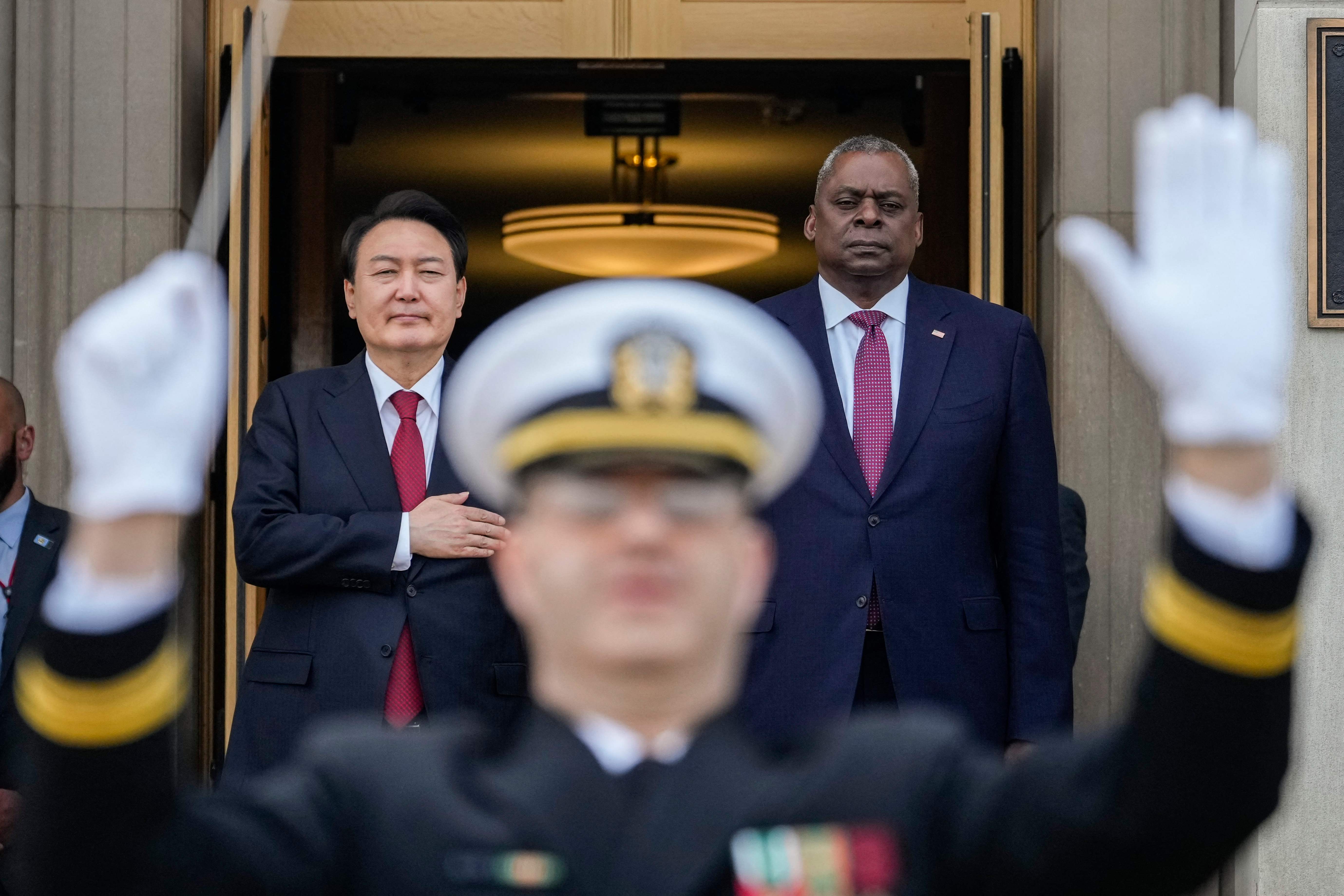 Presiden Korsel Yoon Suk-yeol (kiri) dalam pertemuan dengan pimpinan Militer Amerika Serikat di Pentagon, AS, 27 April 2023.