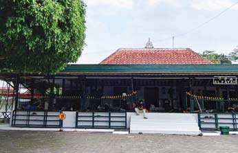 Arsitektur Masjid Sulthoni Wotgale yang berada di kawasan militer TNI Angkatan Udara, tepatnya di Maredan, Sendangtirto, Kecamatan Berbah.