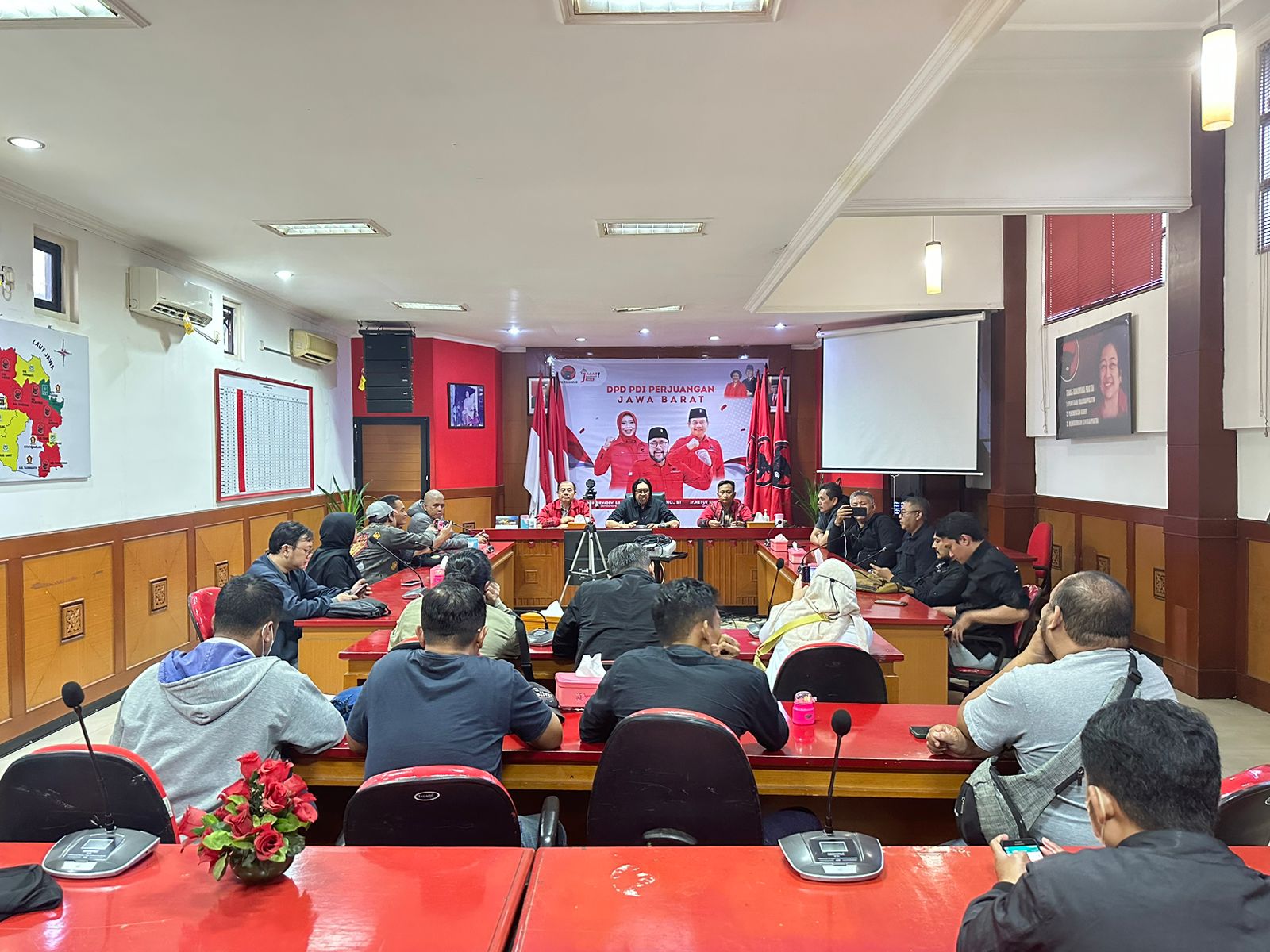 Ketua PDIP Jawa Barat Ono Surono meminta para kadernya aktif dalam pengusulan pejabat sementara di daerah