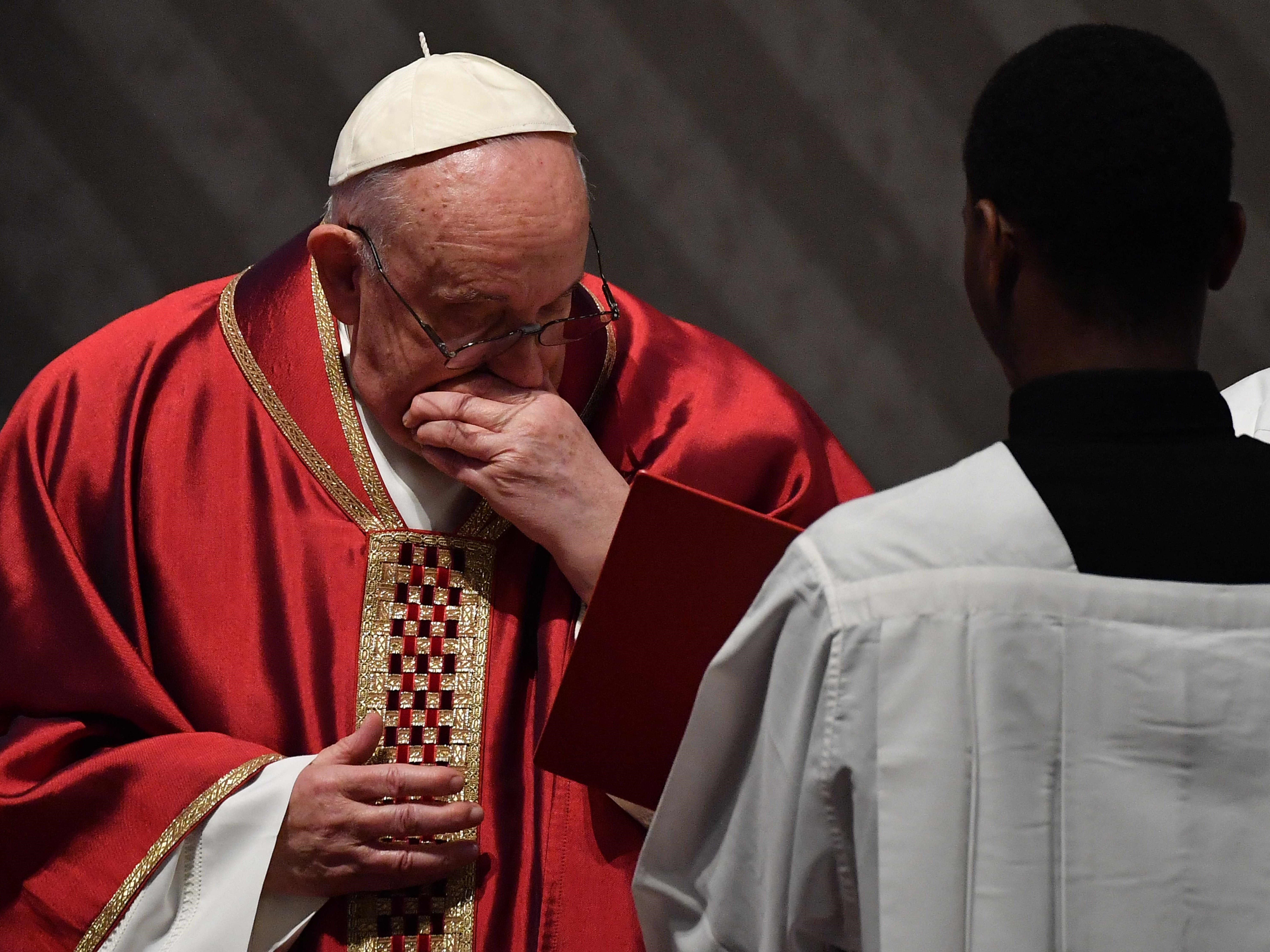Paus Fransiskus batuk saat memimpin misa Sengsara Tuhan pada Jumat Agung di Basilika Santo Petrus di Vatikan, pada 7 April 2023.