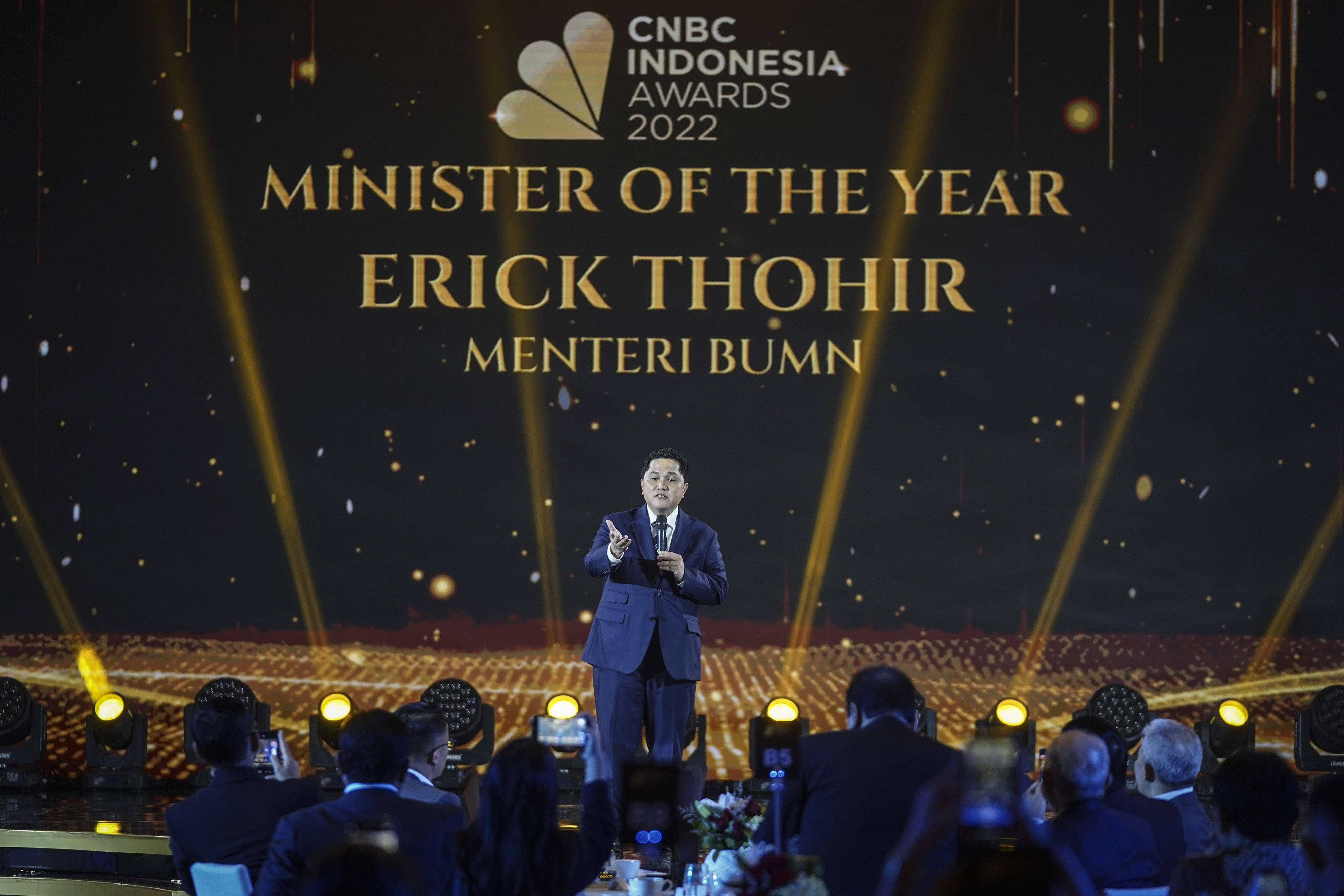 Menteri BUMN Erick Thohir menerima penghargaan Minister of The Year 2022 di Jakarta, 12 Desember 2022.