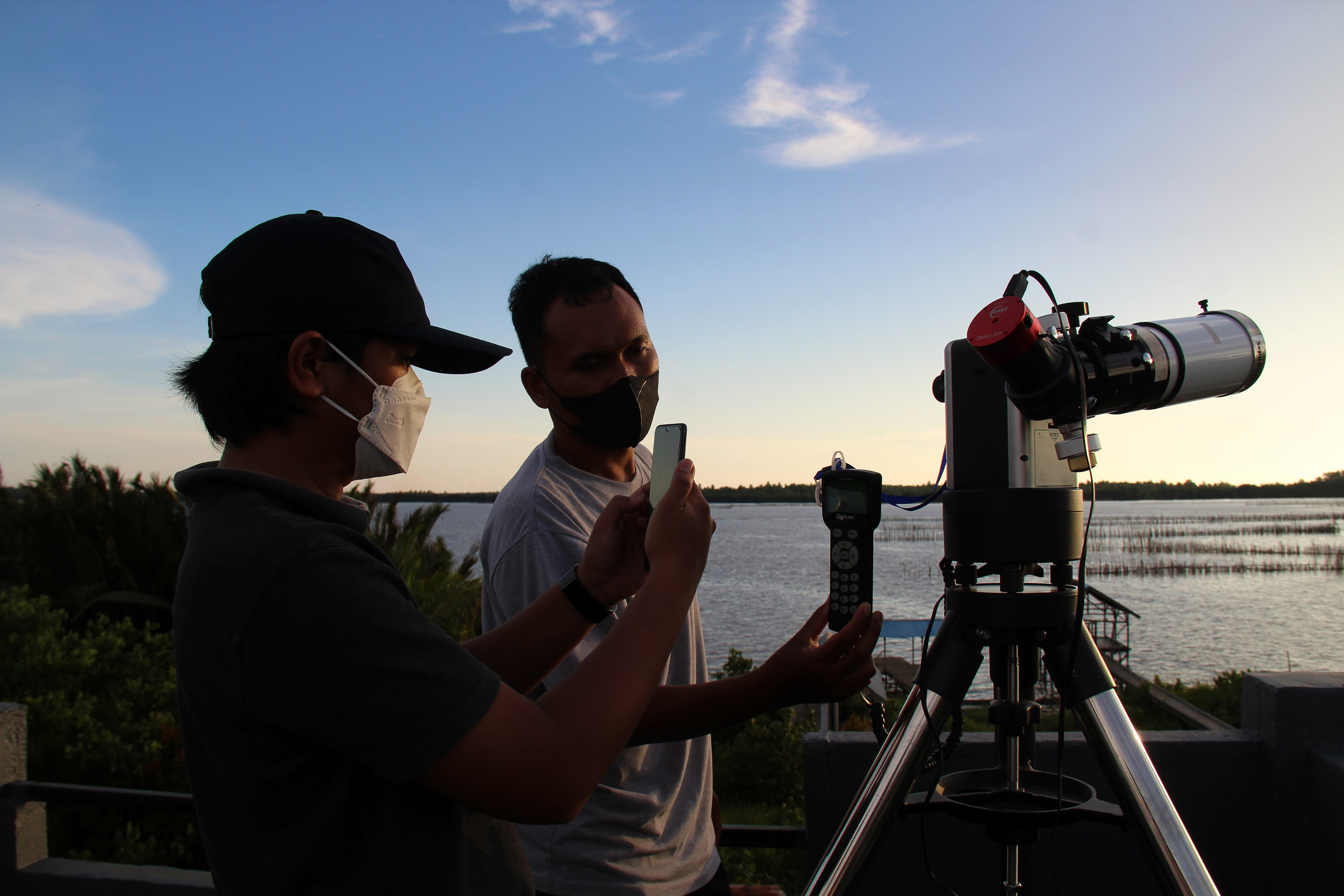 PANTAU HILAL: Dua petugas dari BRIN mengamati posisi hilal. Ada kemungkinan terdapat perbedaan dalam penentuan Idul Fitri 1444 H