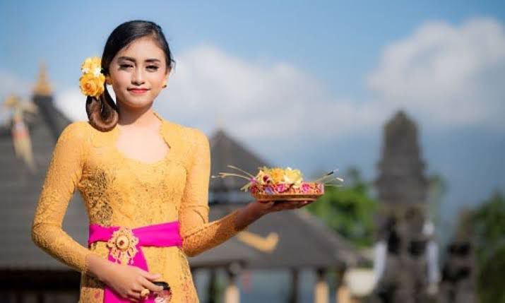 Kebaya Bali merupakan salah satu oleh oleh rekomendasi dari Bali