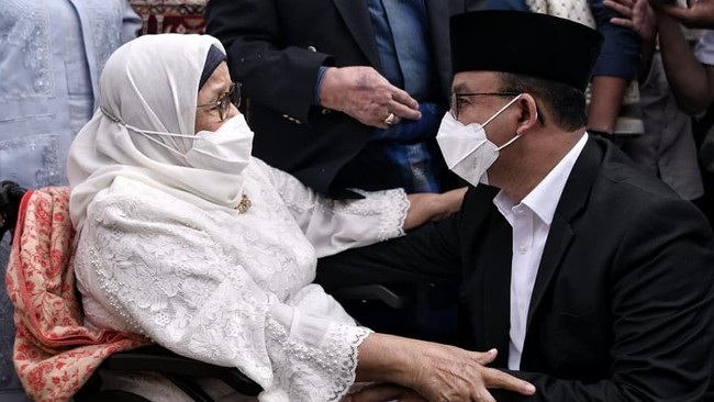 Doa Sang Ibunda untuk Anies di Hari Lebaran