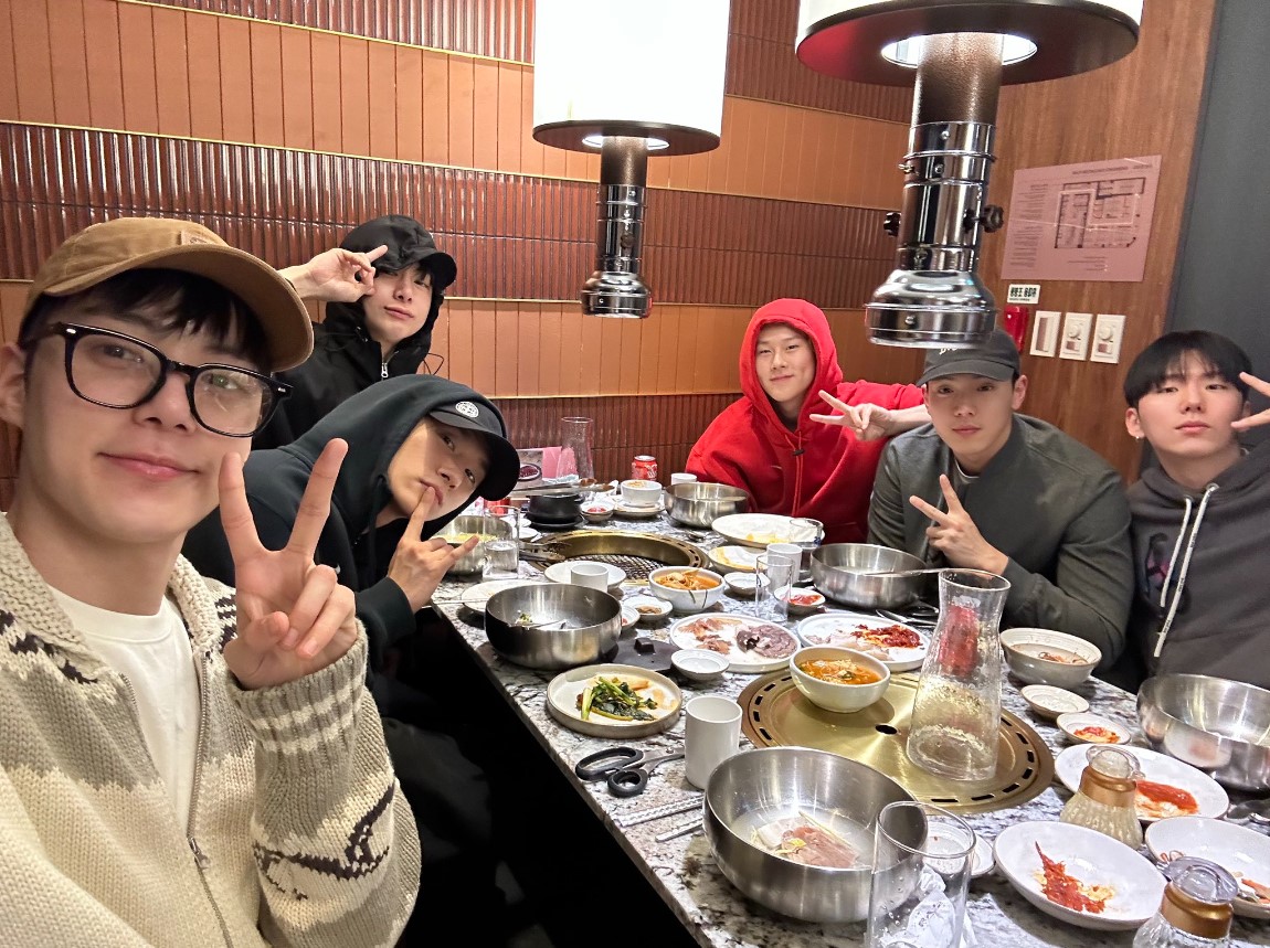 Para personel MONSTA X berkumpul sebelum Minhyuk mendaftar untuk wajib militer.