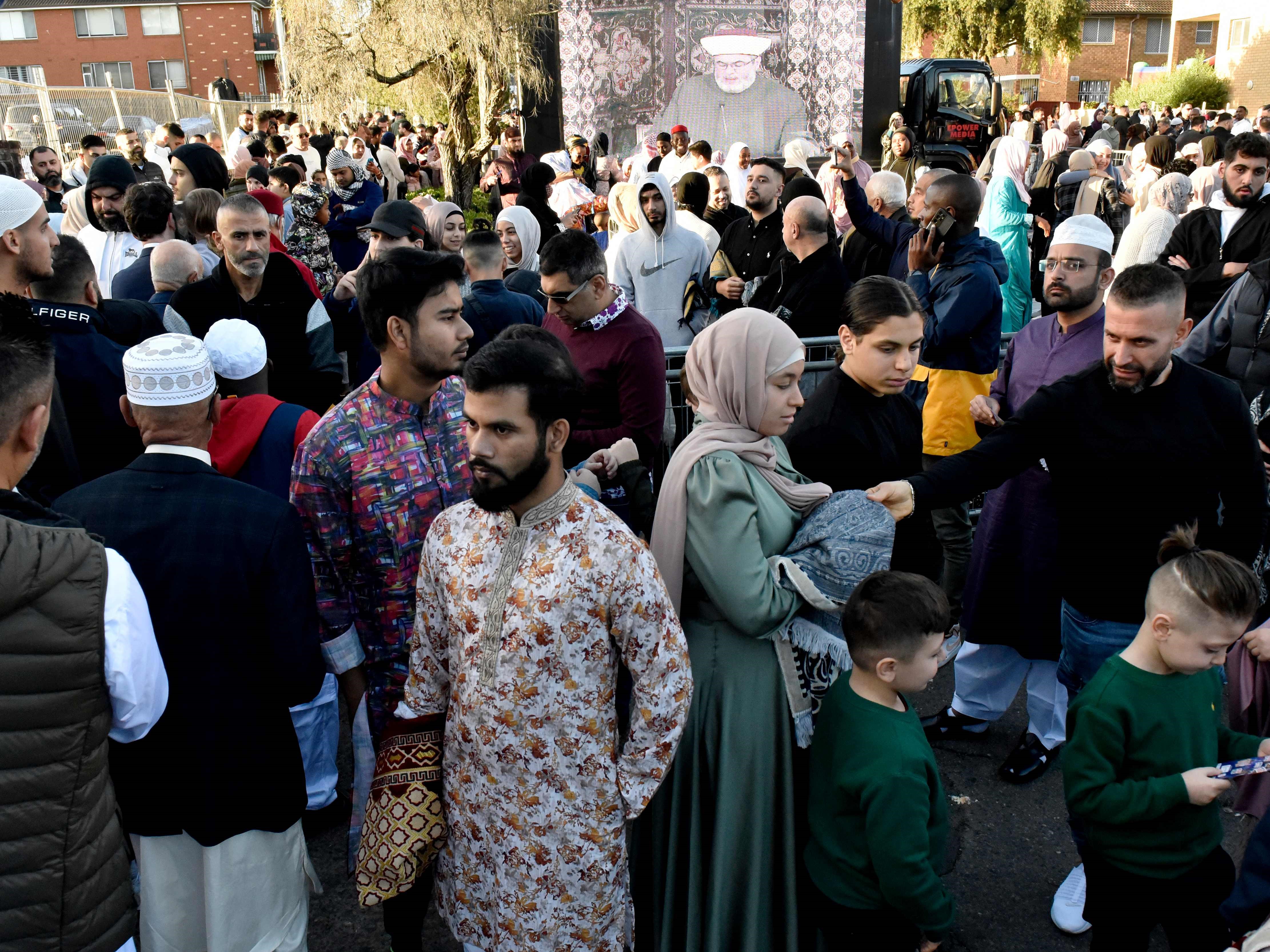Penduduk Muslim Sydney barat setelah salat Idul Fitri di luar masjid Lekamba pada 2 Mei 2022. 